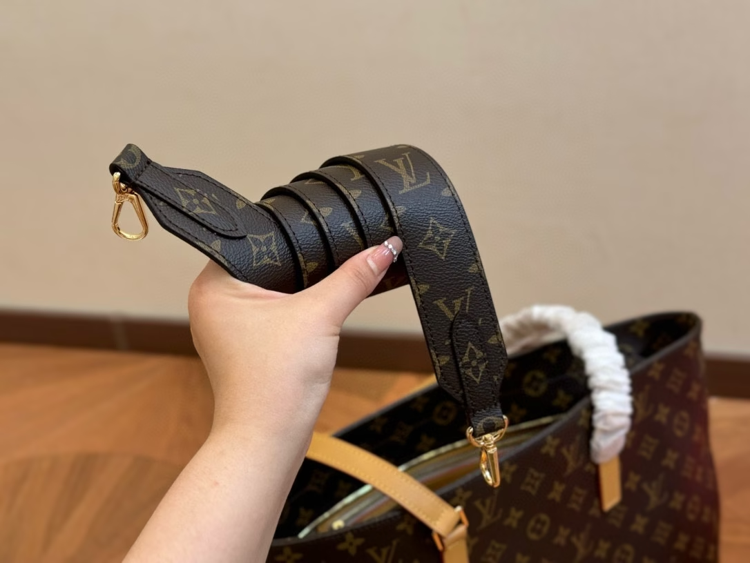 Louis new arrival vivian tote bag size: 40*30 cm