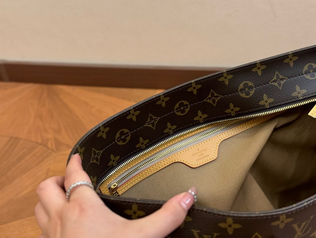 Louis new arrival vivian tote bag size: 40*30 cm