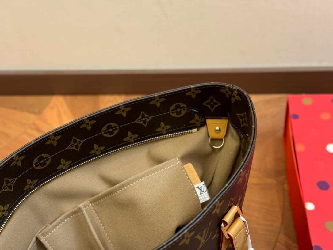 Louis new arrival vivian tote bag size: 40*30 cm