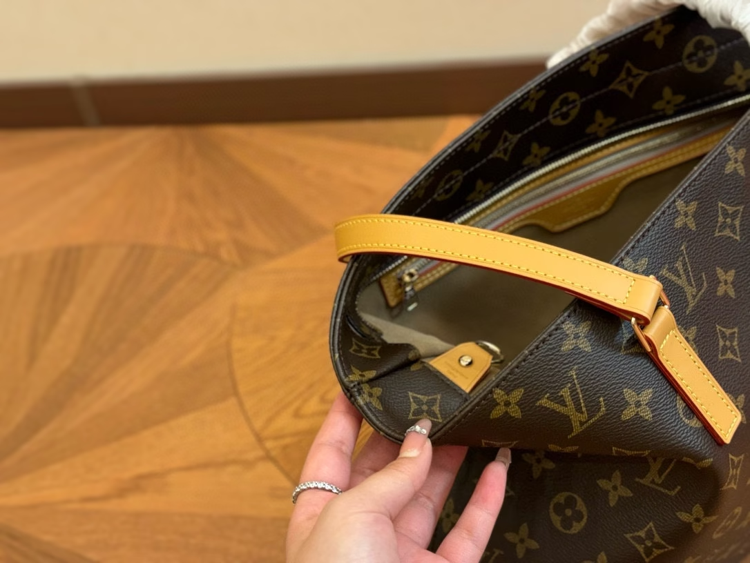 Louis new arrival vivian tote bag size: 40*30 cm