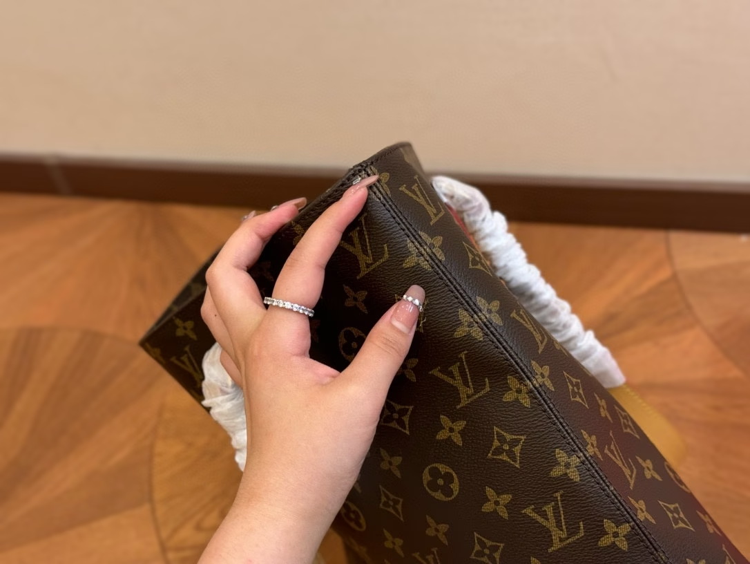 Louis new arrival vivian tote bag size: 40*30 cm