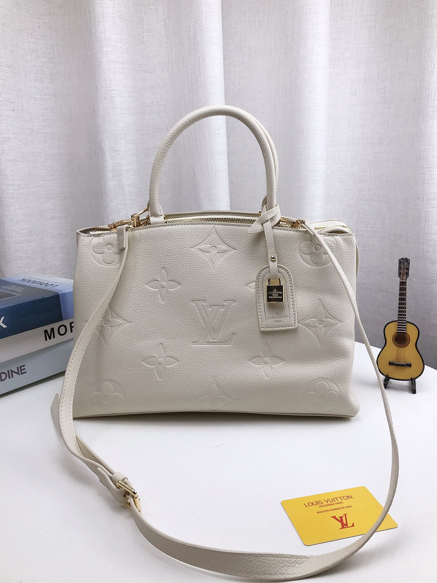 louis-new-arrival-tote-bag-size-35-22cm-6102