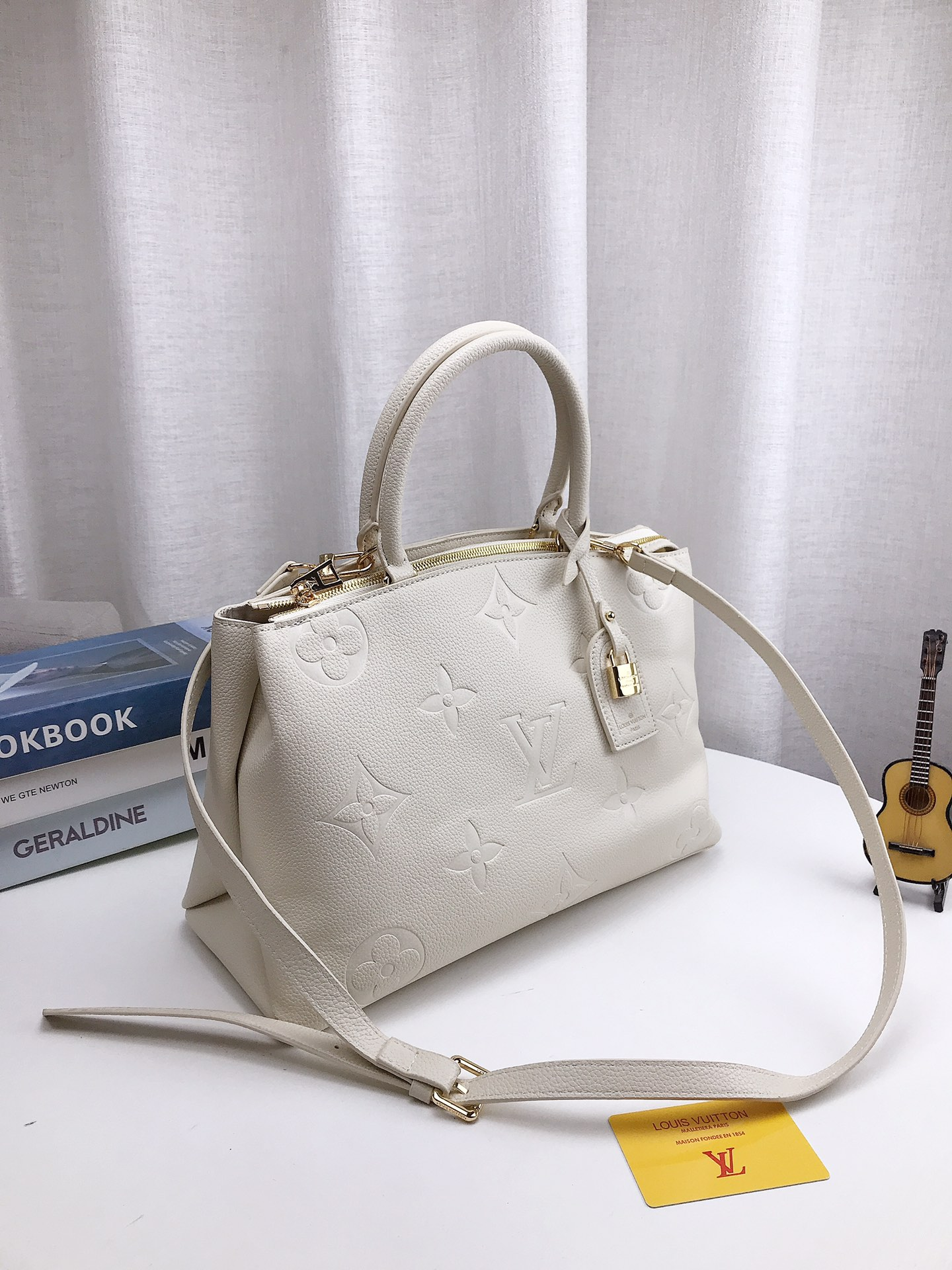 louis-new-arrival-tote-bag-size-35-22cm-6102