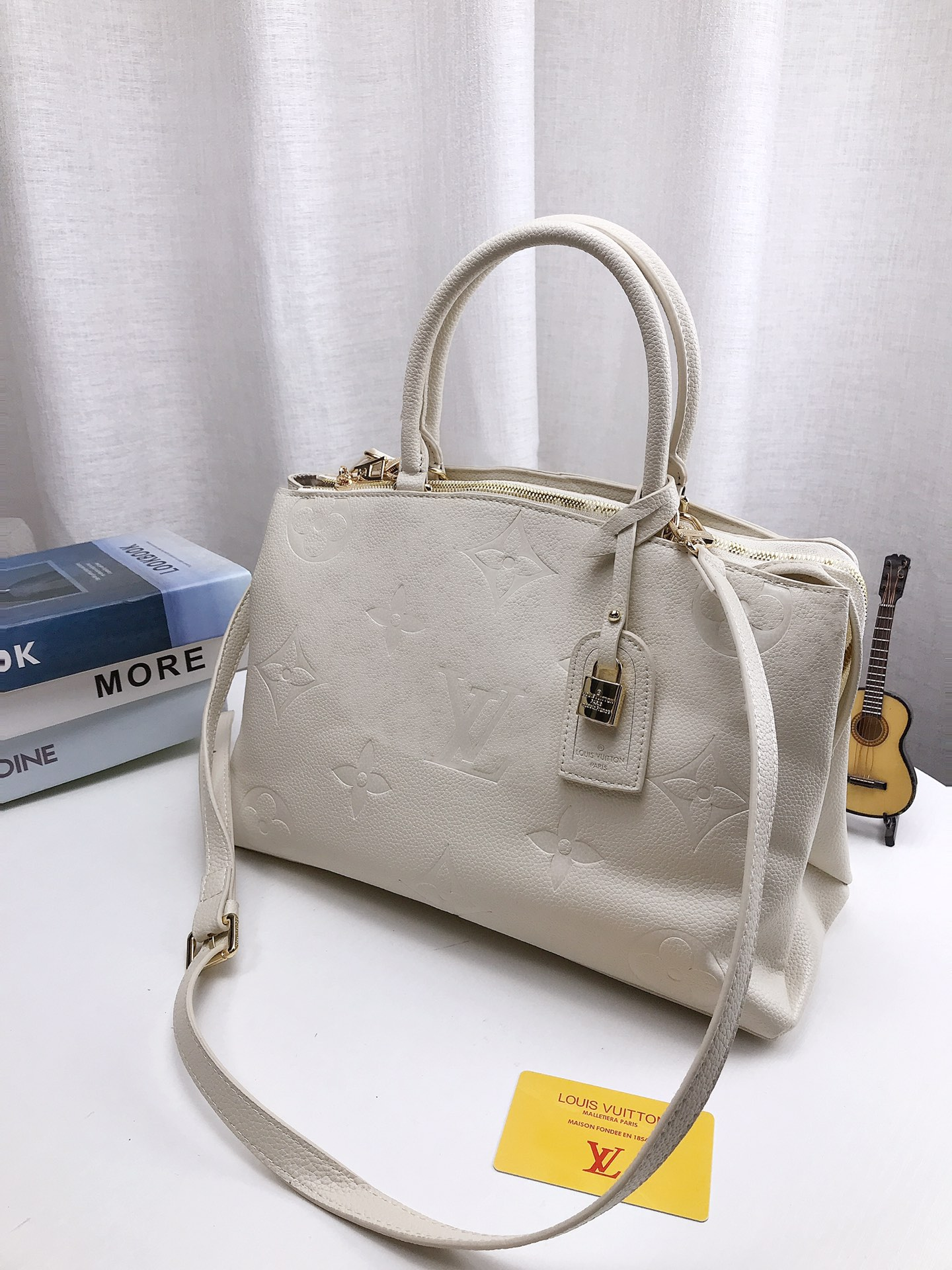 louis-new-arrival-tote-bag-size-35-22cm-6102