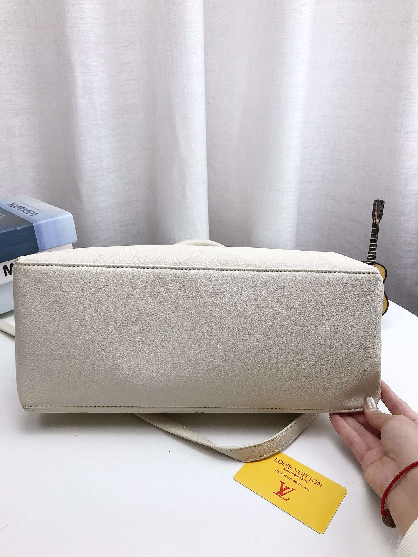 louis-new-arrival-tote-bag-size-35-22cm-6102