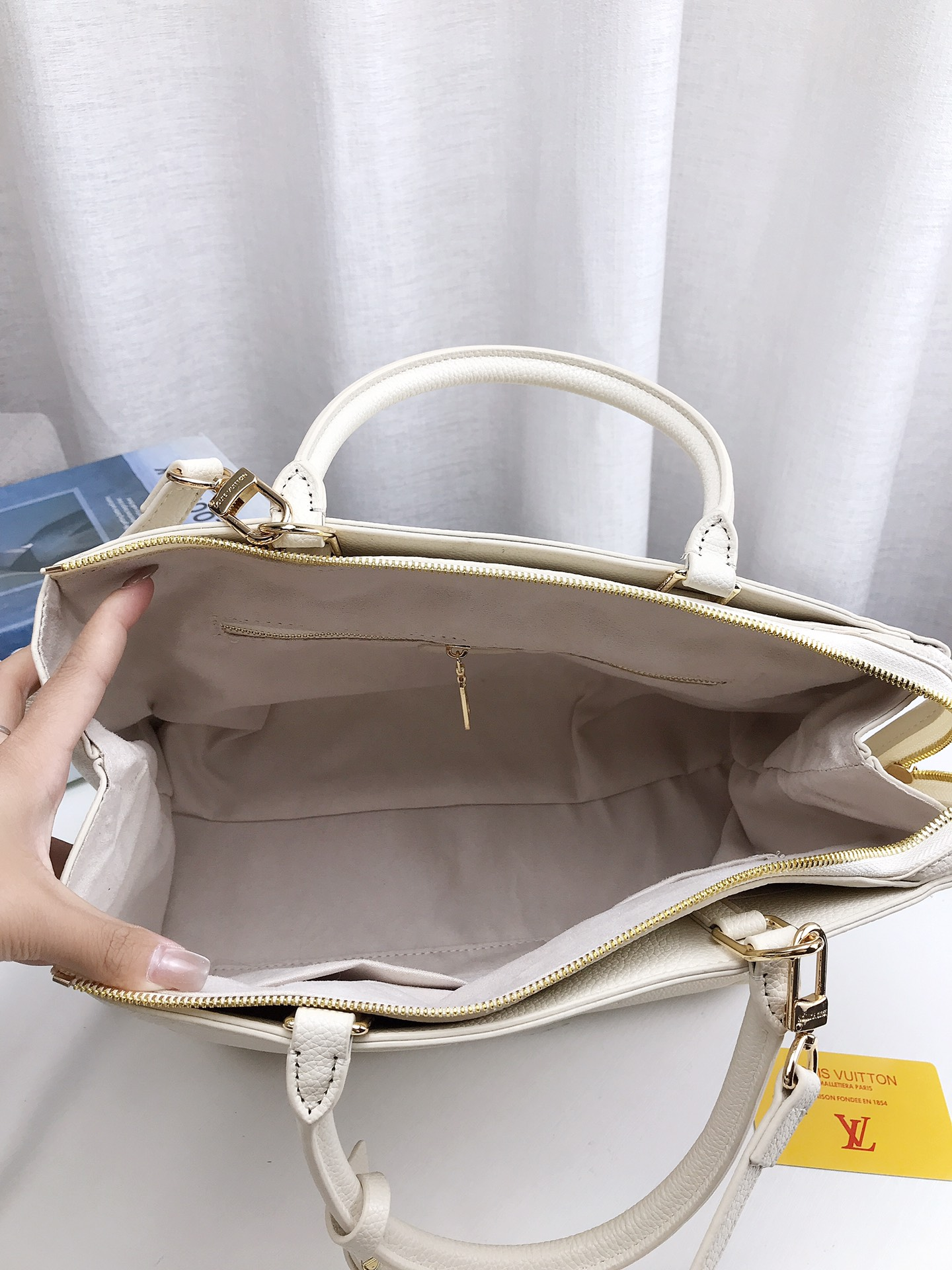 louis-new-arrival-tote-bag-size-35-22cm-6102