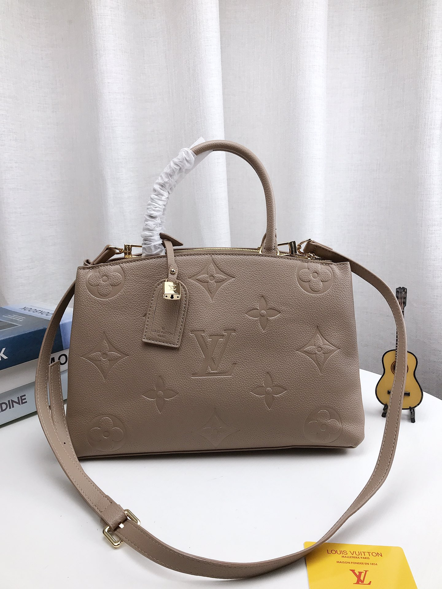 louis-new-arrival-tote-bag-size-35-22cm-6102