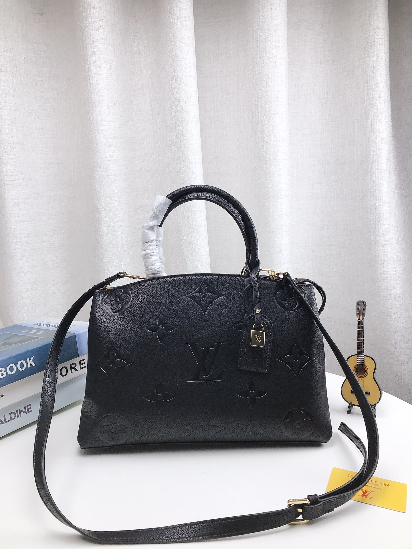 louis-new-arrival-tote-bag-size-35-22cm-6102