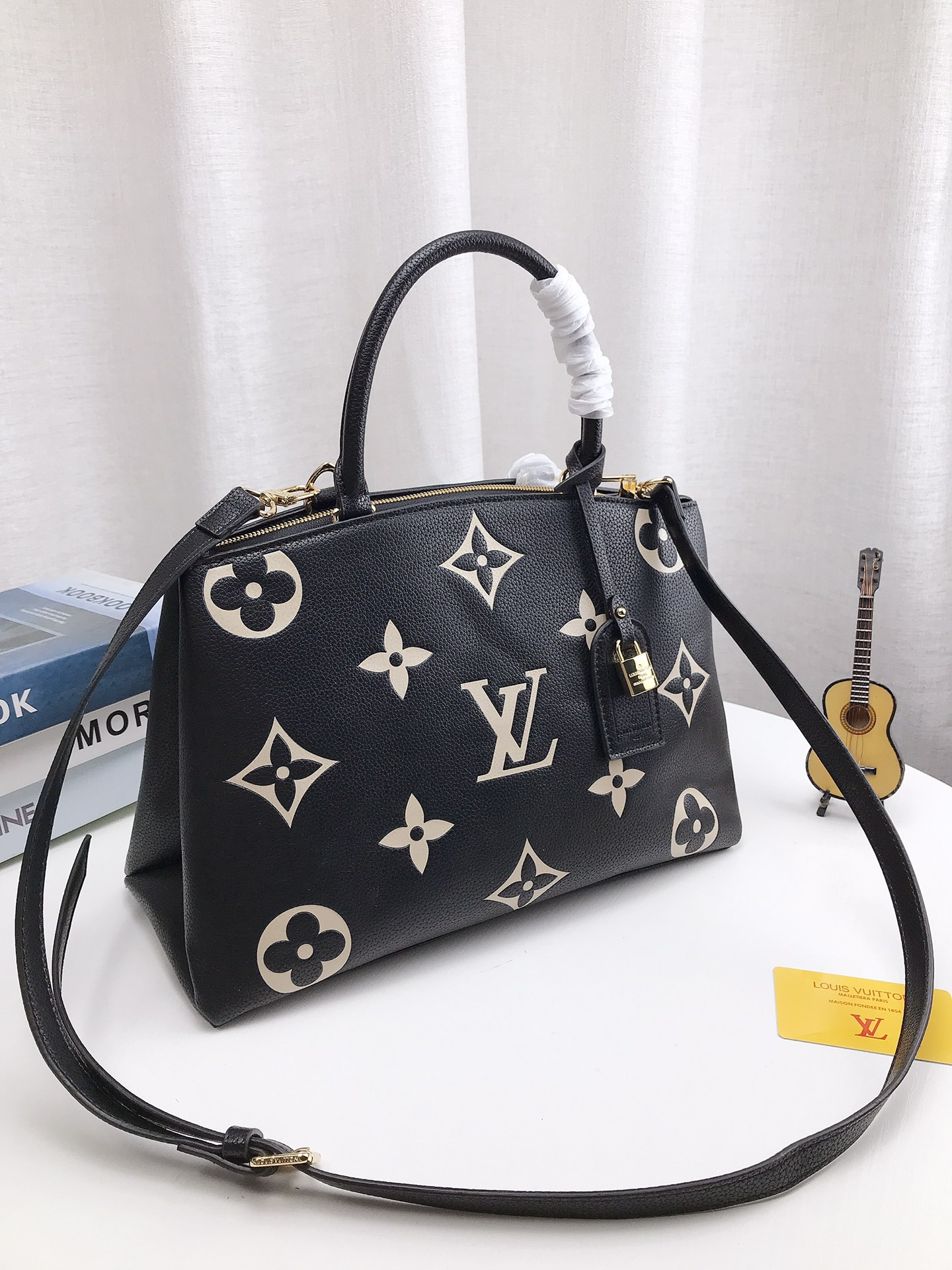 louis-new-arrival-tote-bag-02-size-35-22cm-4150