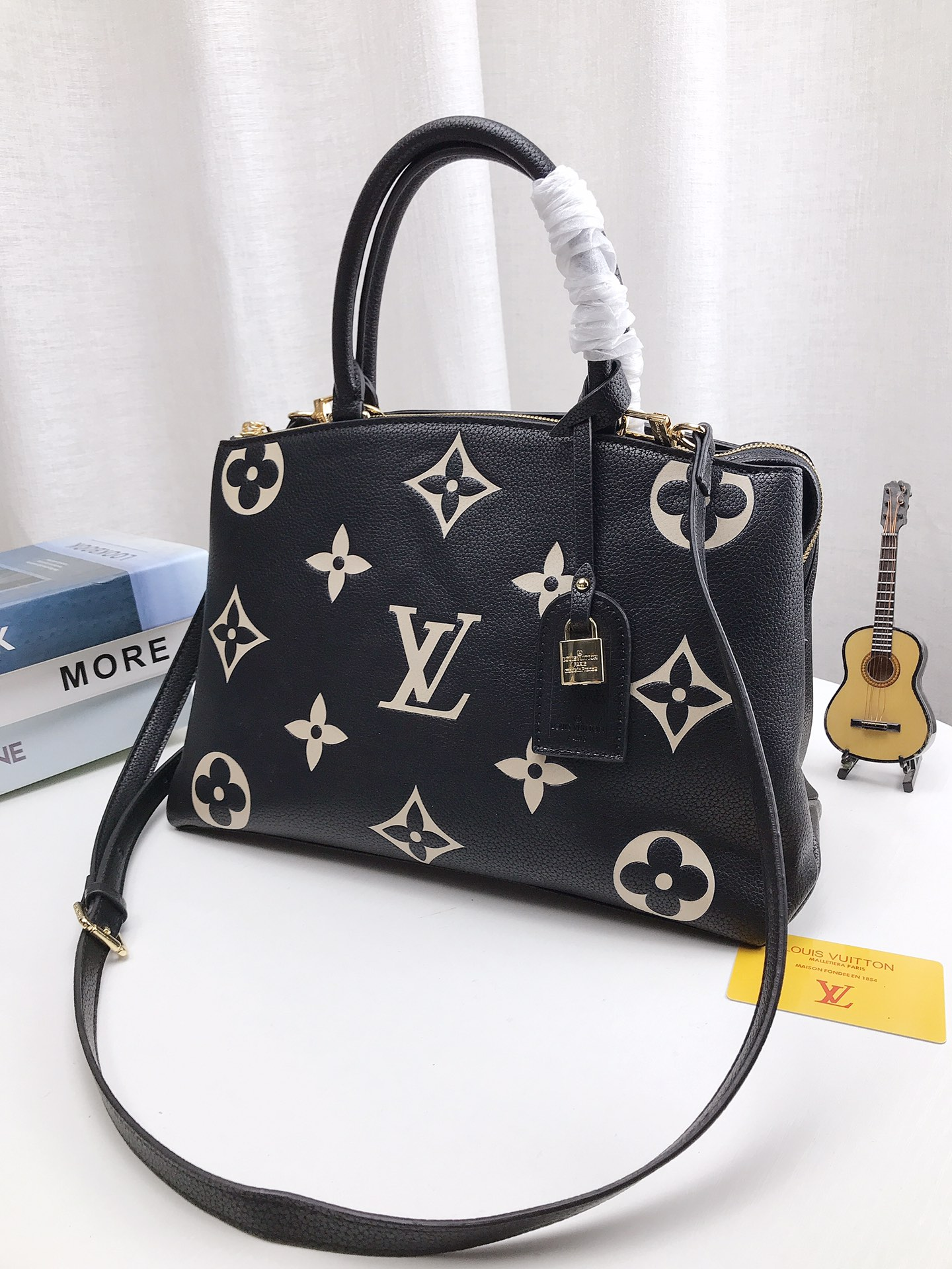 louis-new-arrival-tote-bag-02-size-35-22cm-4150