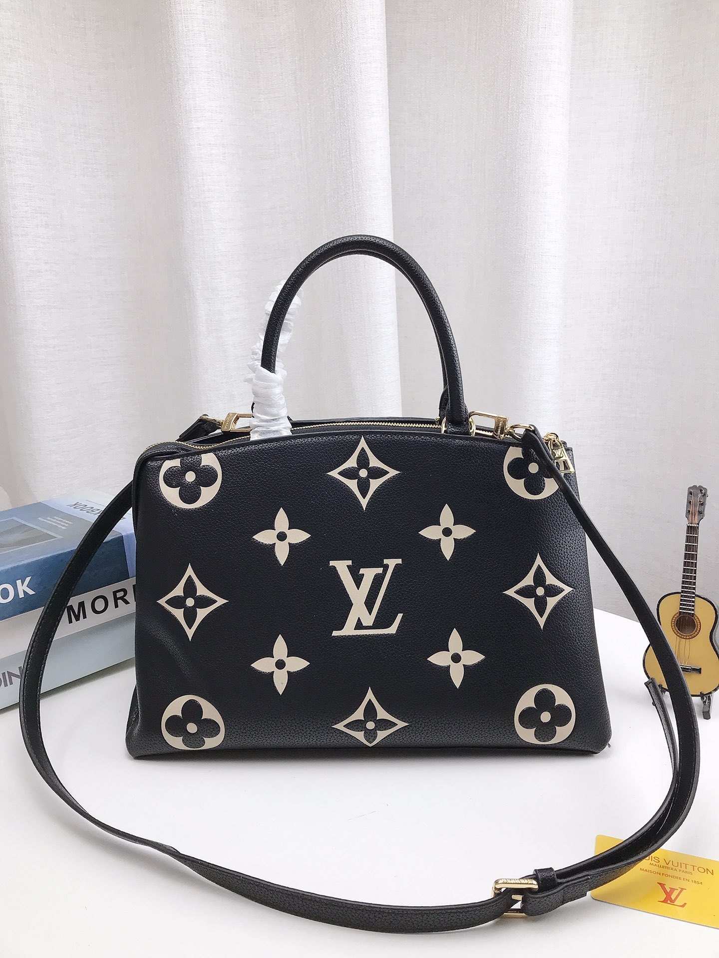 louis-new-arrival-tote-bag-02-size-35-22cm-4150