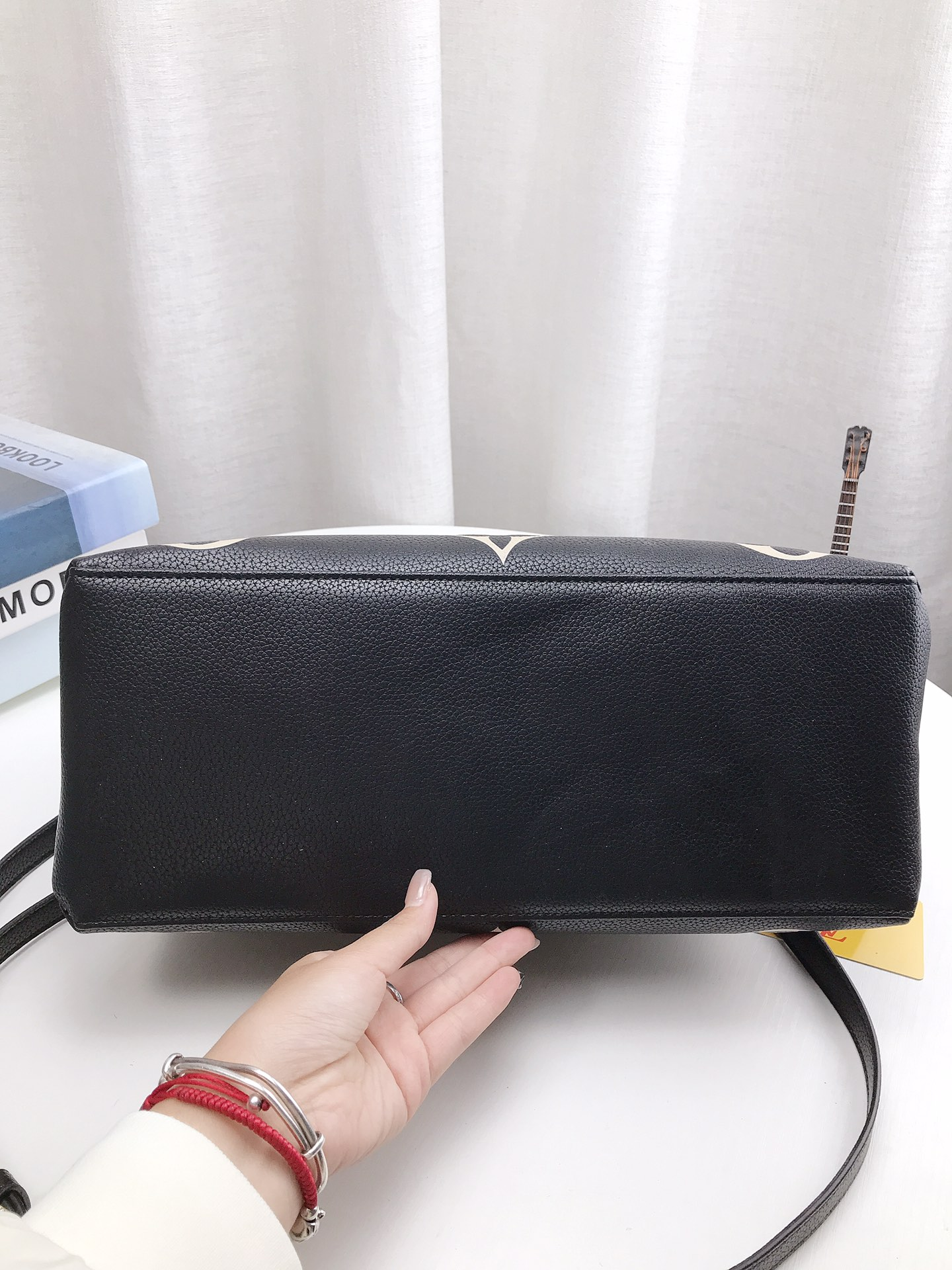 louis-new-arrival-tote-bag-02-size-35-22cm-4150