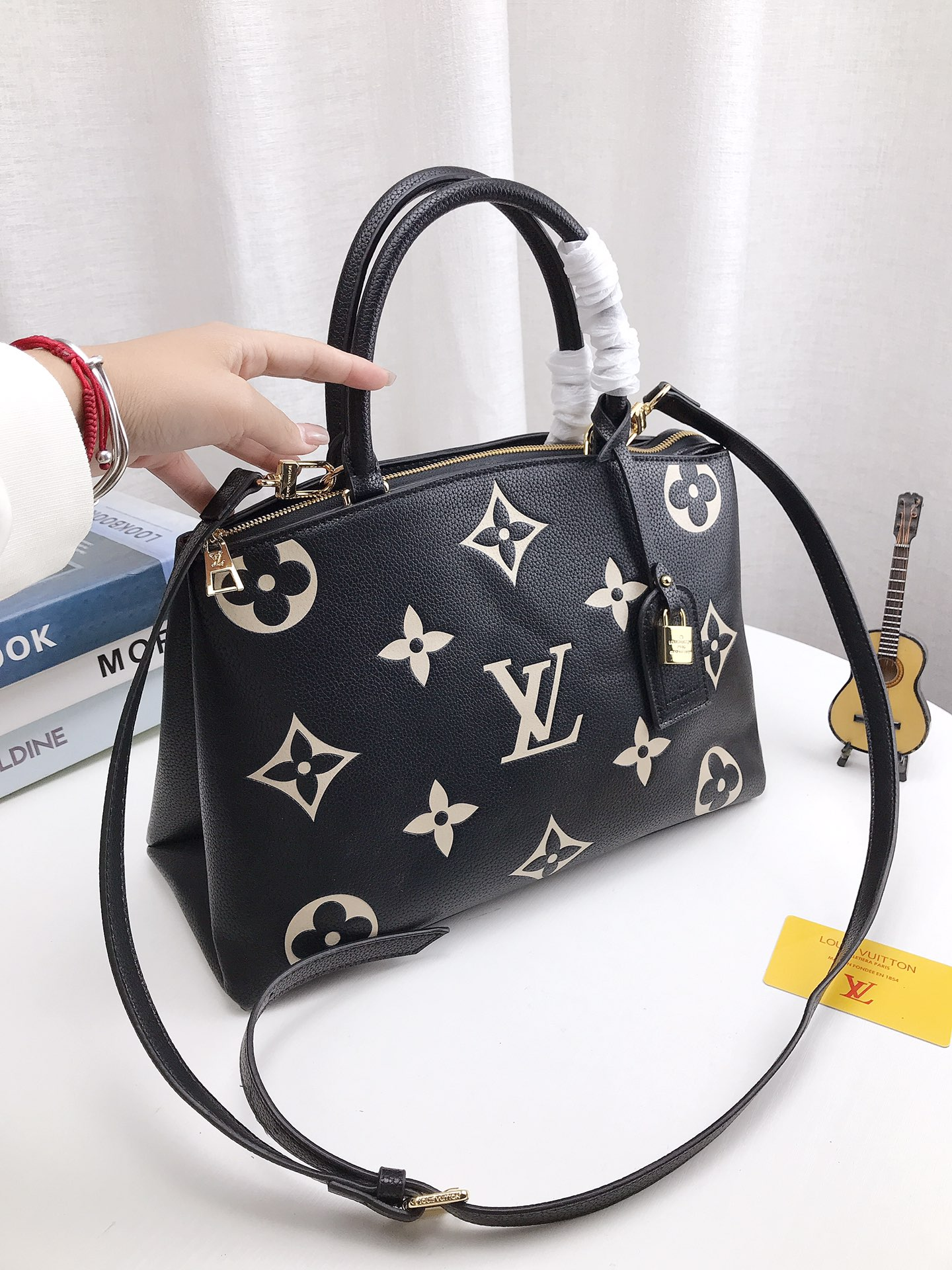 louis-new-arrival-tote-bag-02-size-35-22cm-4150