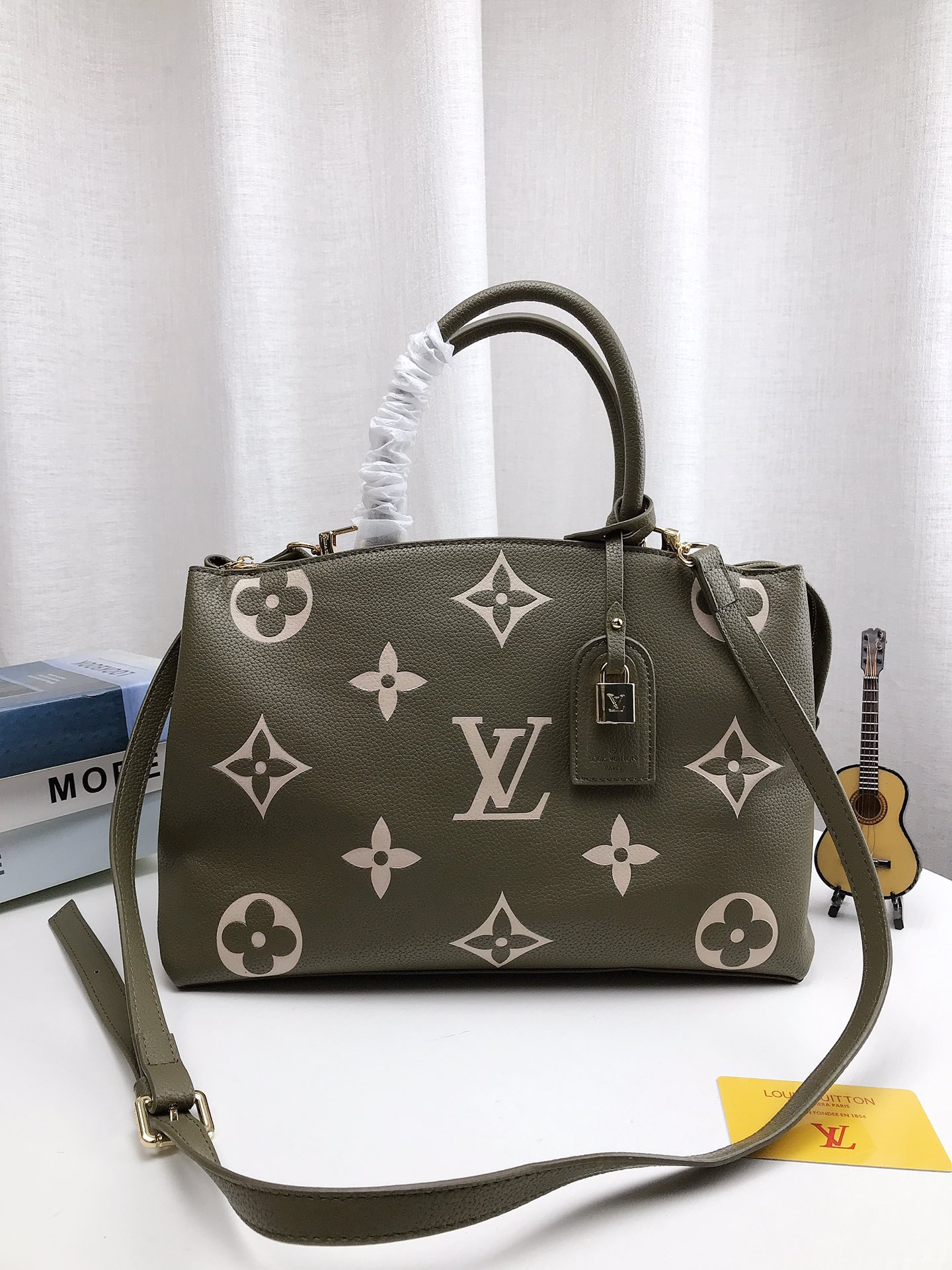 louis-new-arrival-tote-bag-02-size-35-22cm-4150