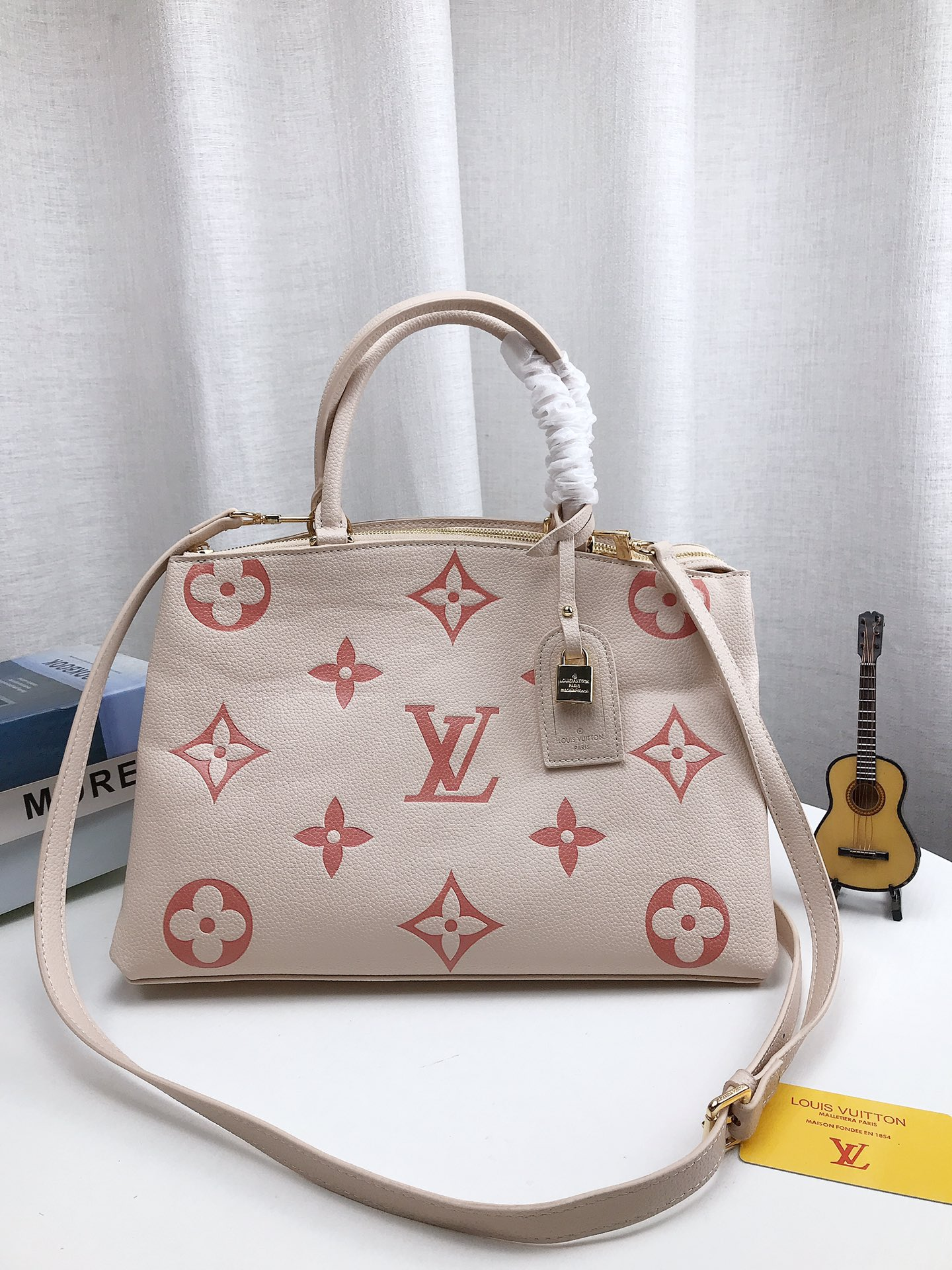 louis-new-arrival-tote-bag-02-size-35-22cm-4150