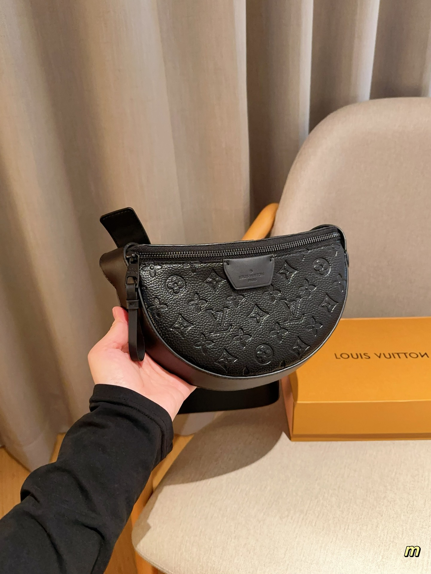 louis-moon-crossbody-men-and-women-bag-size-24-16-4-cm-661