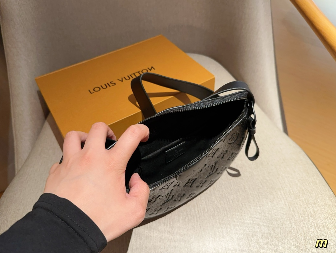 louis-moon-crossbody-men-and-women-bag-size-24-16-4-cm-661