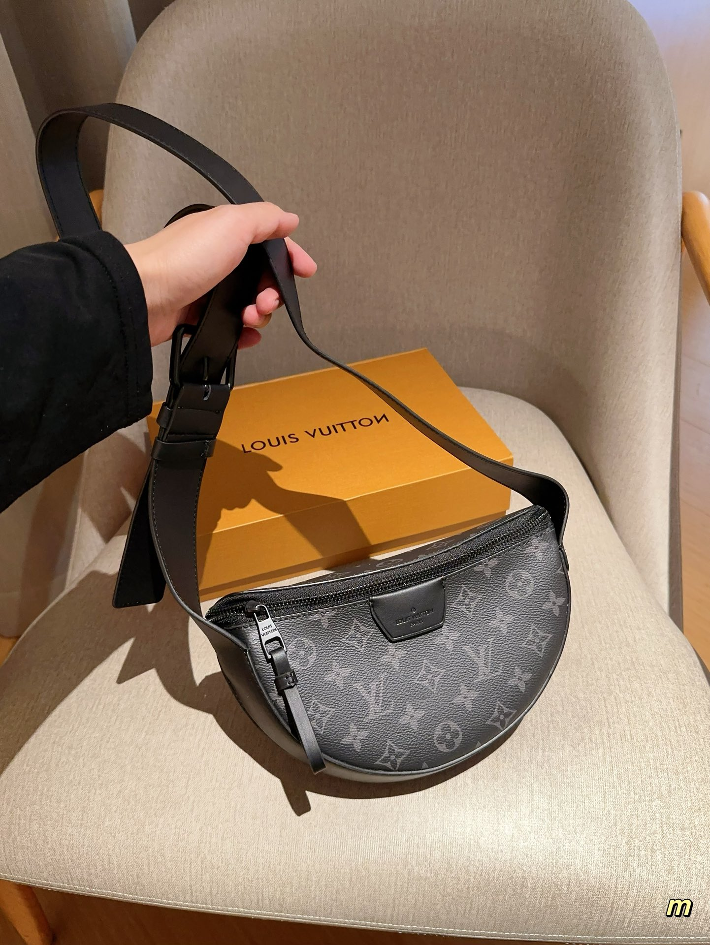 louis-moon-crossbody-men-and-women-bag-size-24-16-4-cm-661