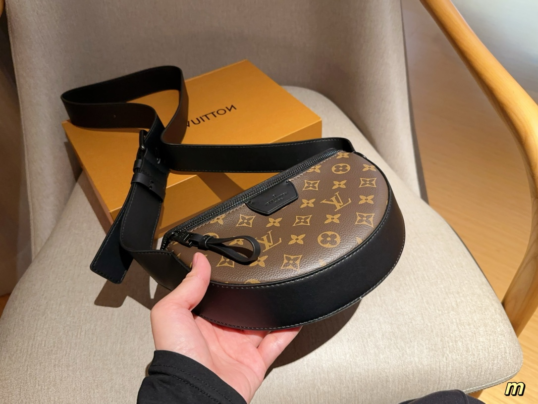 louis-moon-crossbody-men-and-women-bag-size-24-16-4-cm-661