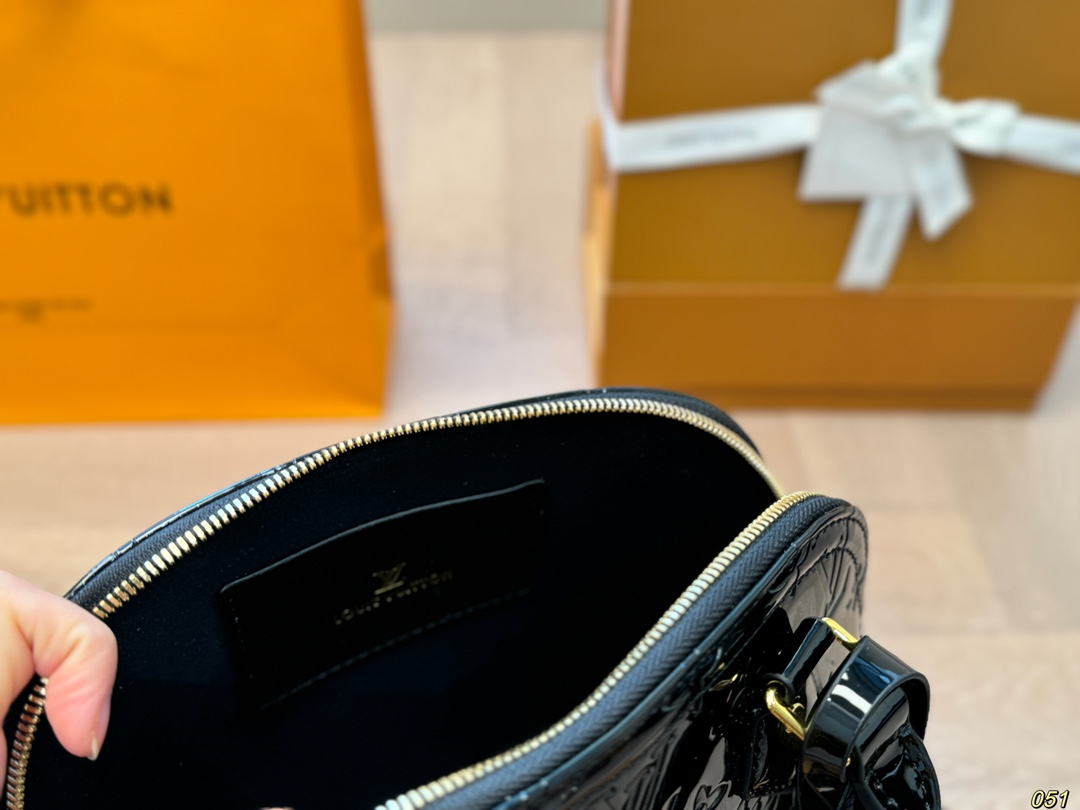 louis-2024-new-arrival-bb-bag-size-24-18-cm-720