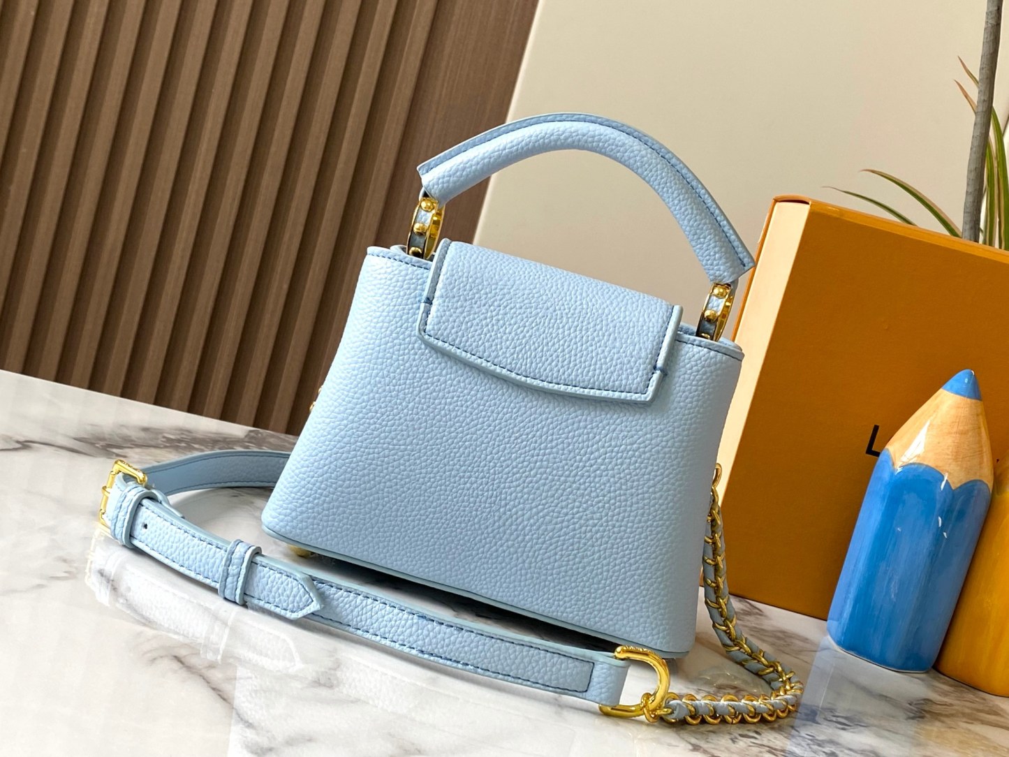 louis-milky-way-capucines-bb-taurillon-leather-m23082-size-21-14-8cm-2053