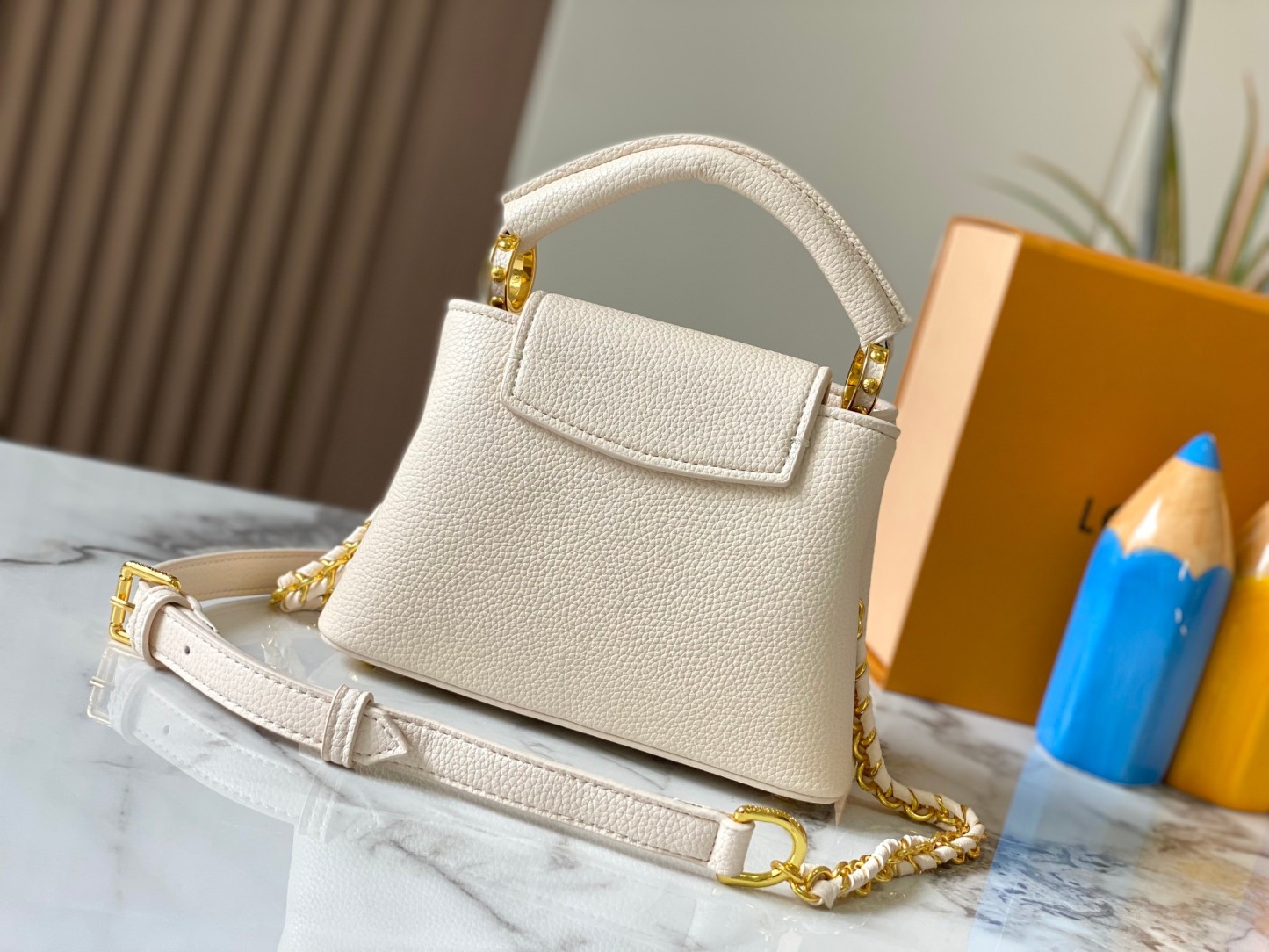 louis-milky-way-capucines-bb-taurillon-leather-m23082-size-21-14-8cm-2053