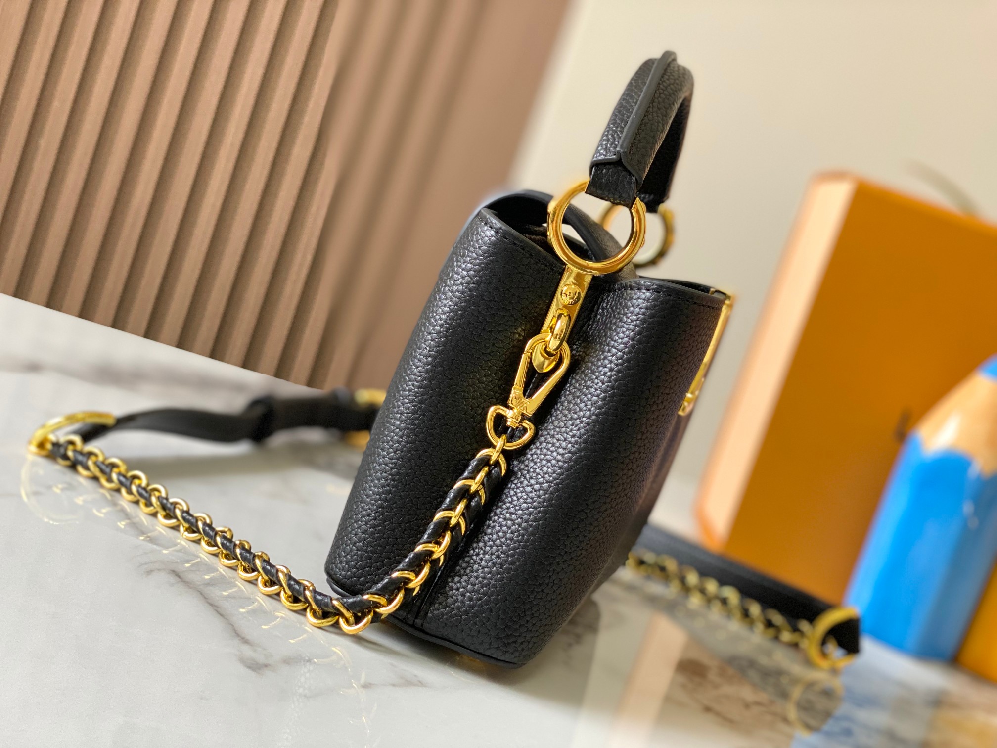 louis-milky-way-capucines-bb-taurillon-leather-m23082-size-21-14-8cm-2053