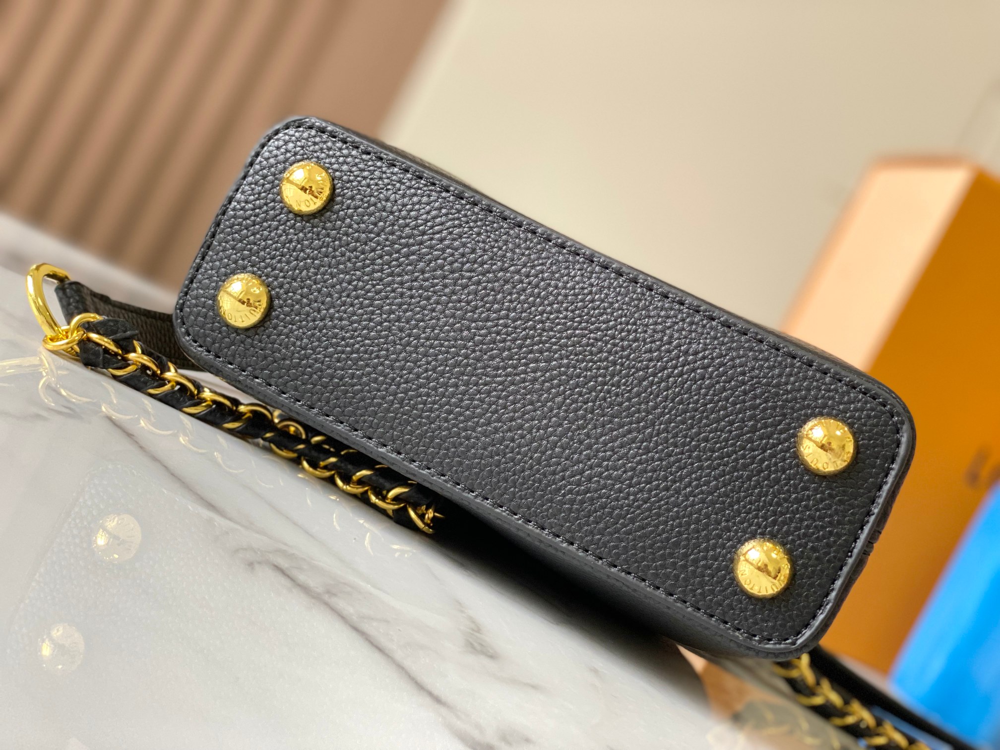 louis-milky-way-capucines-bb-taurillon-leather-m23082-size-21-14-8cm-2053