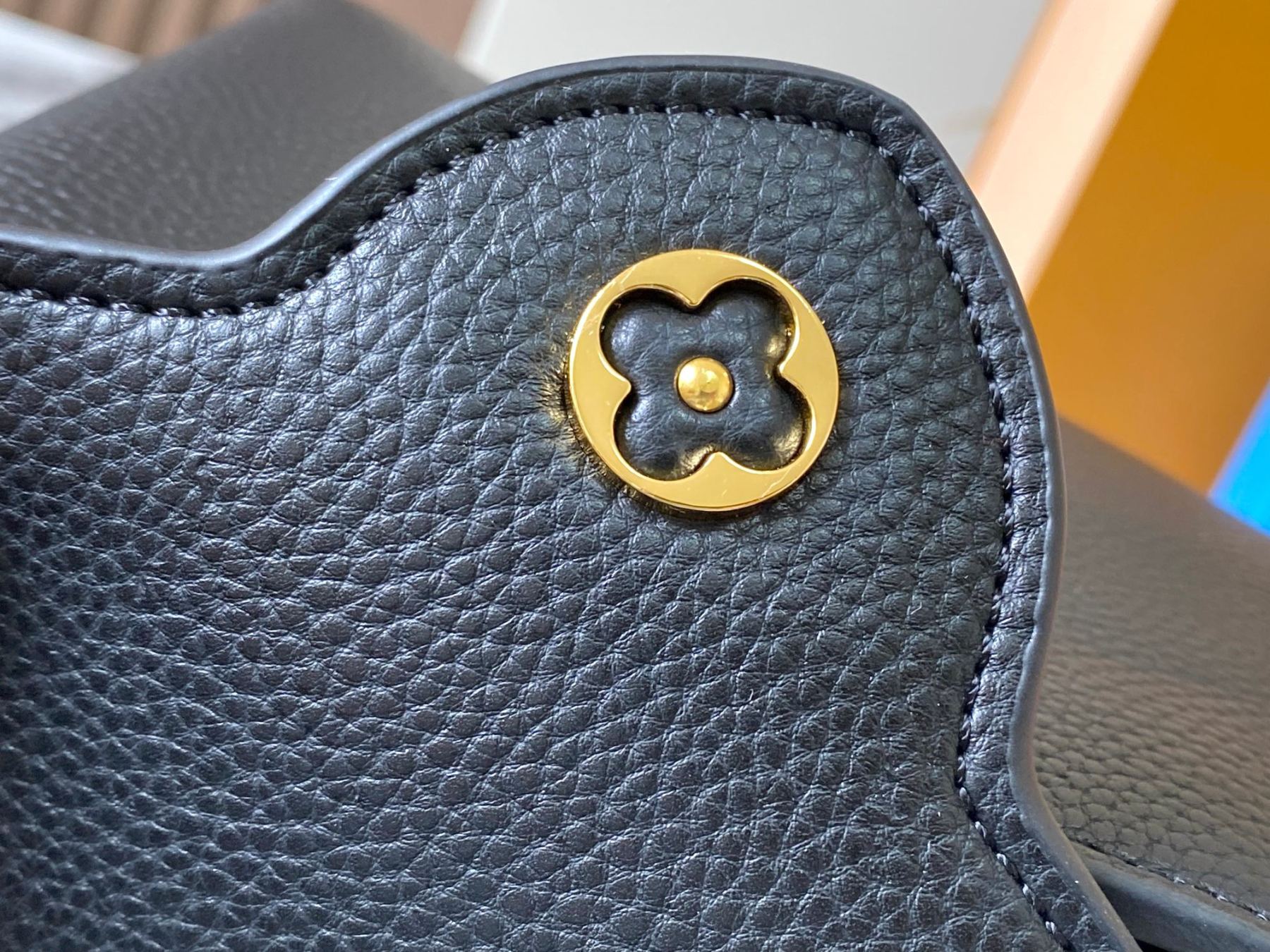 louis-milky-way-capucines-bb-taurillon-leather-m23082-size-21-14-8cm-2053