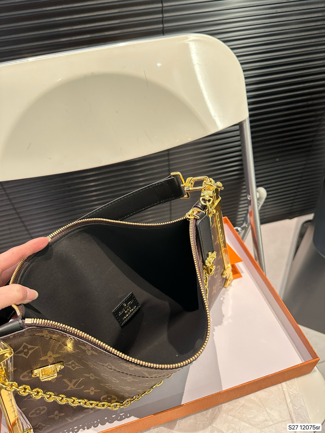 louis-new-arrival-luckytrunk-s-lock-bag-size-38-23-cm-9544