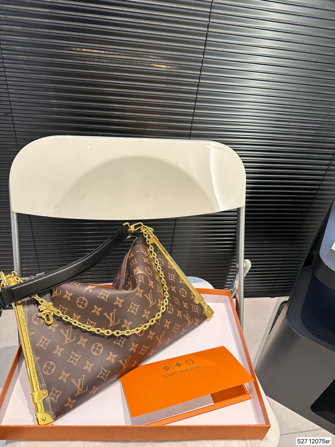 louis-new-arrival-luckytrunk-s-lock-bag-size-38-23-cm-9544