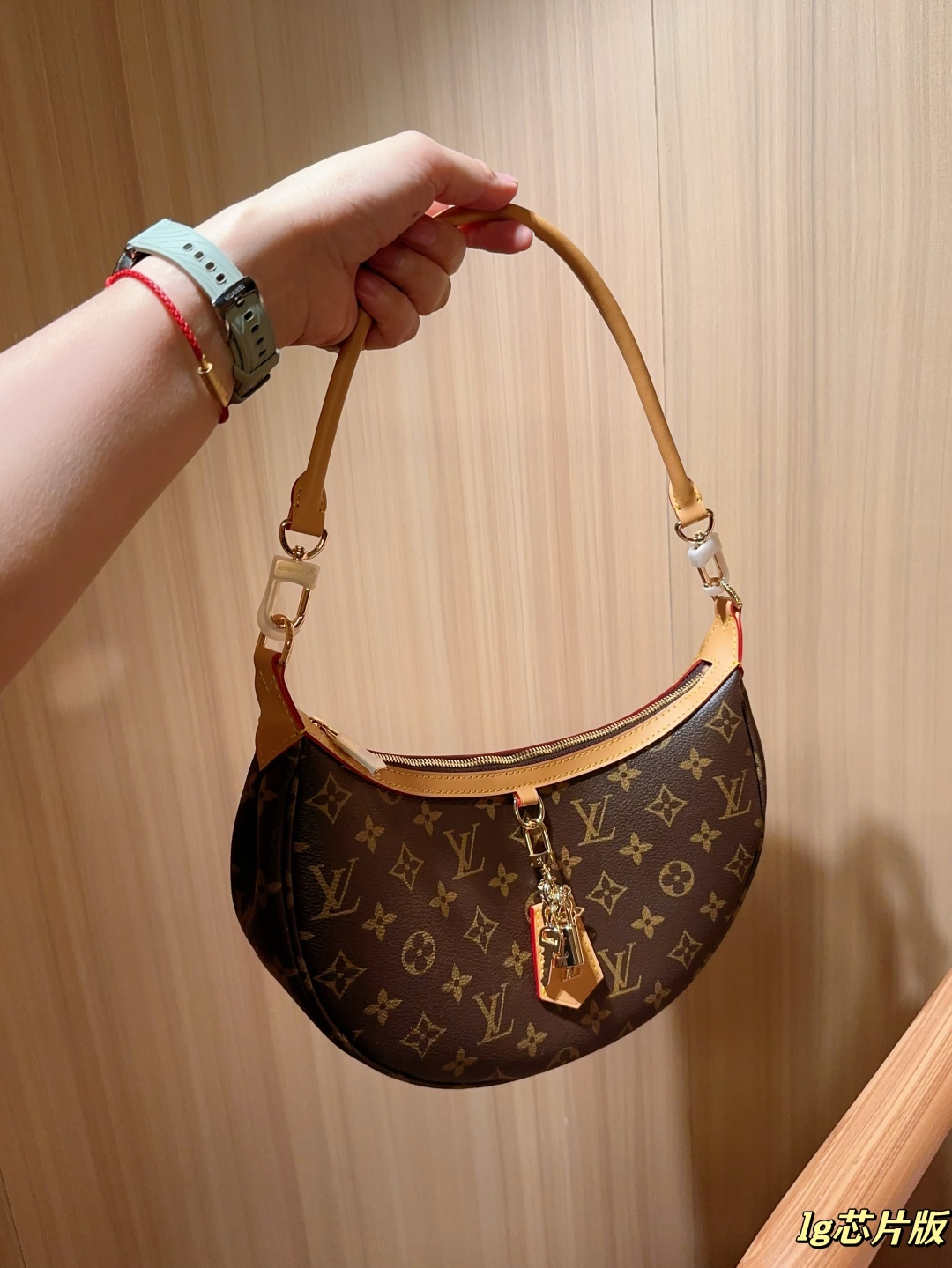 Louis new arrival looping hobo bag size: 27*14*6 cm