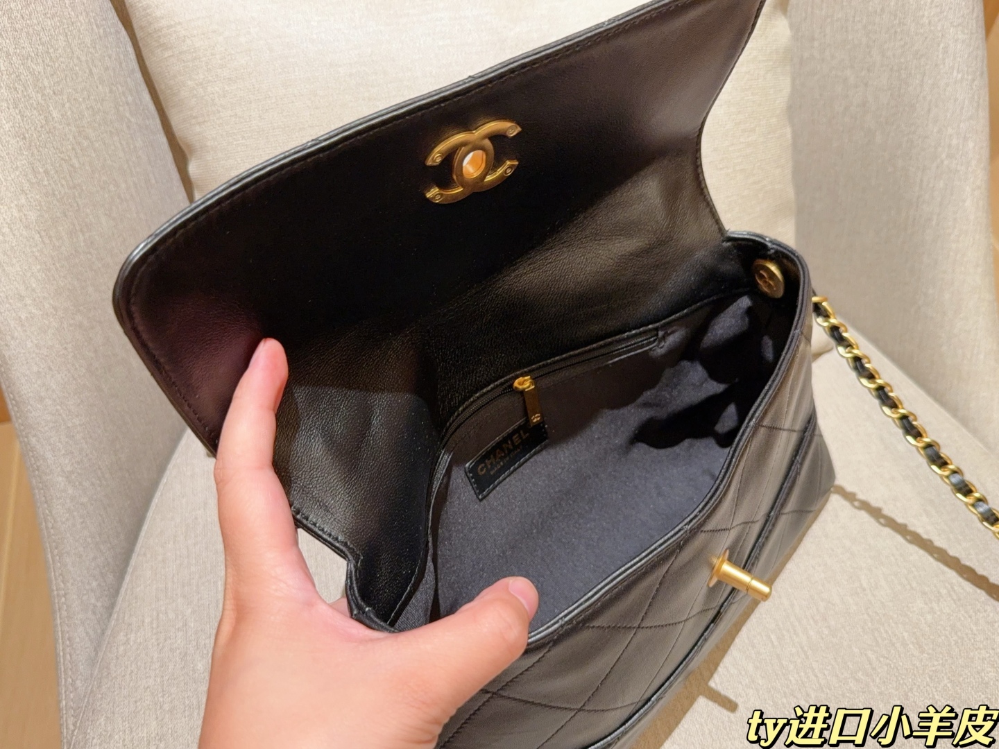 CC new arrival 25a hobo bag size: 28*18*7 cm