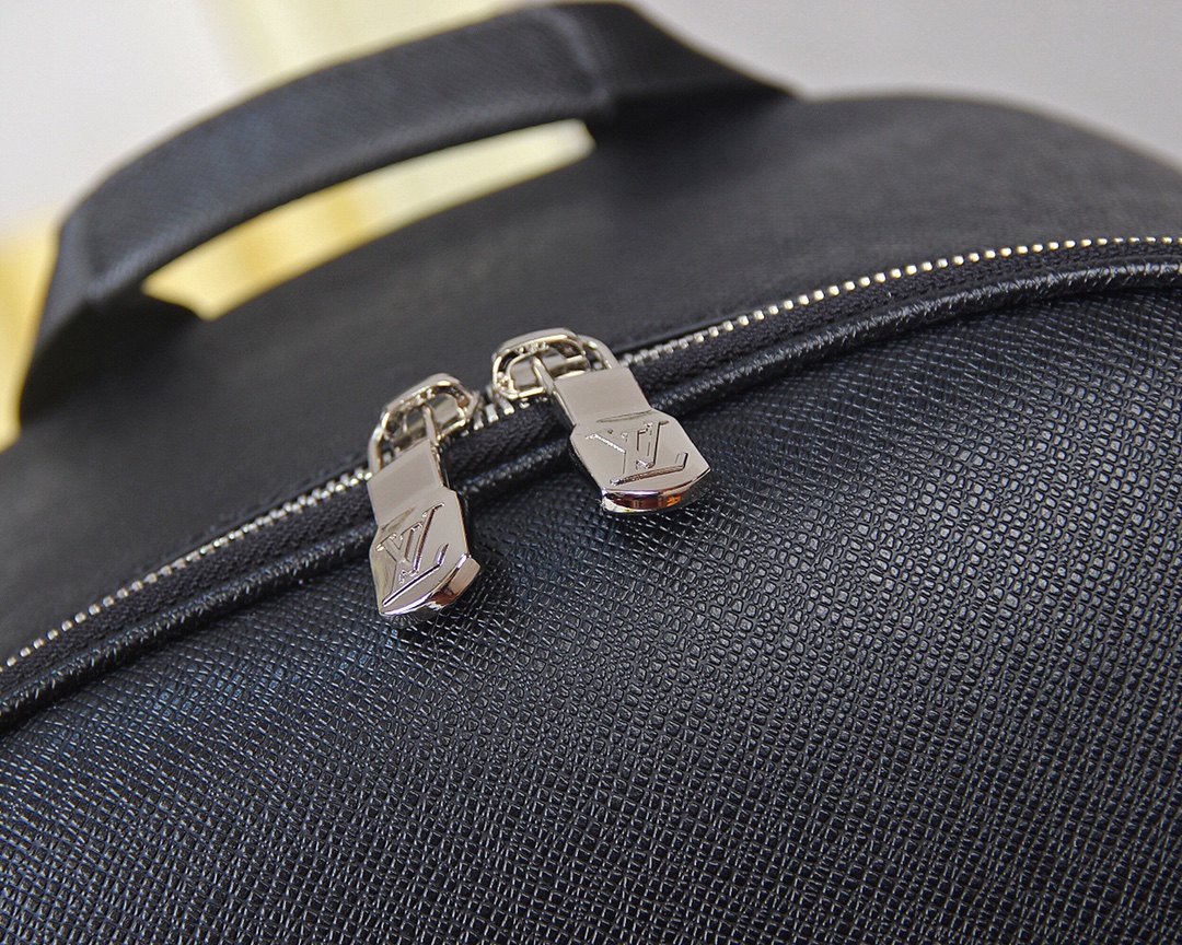 Louis new arrival backpack bag size : 43 x 30 x 14 cm