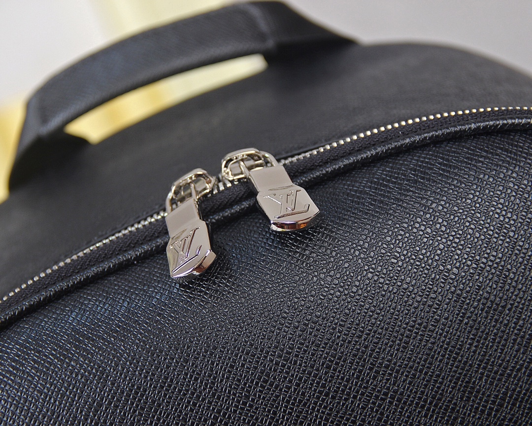 Louis new arrival backpack bag size : 43 x 30 x 14 cm