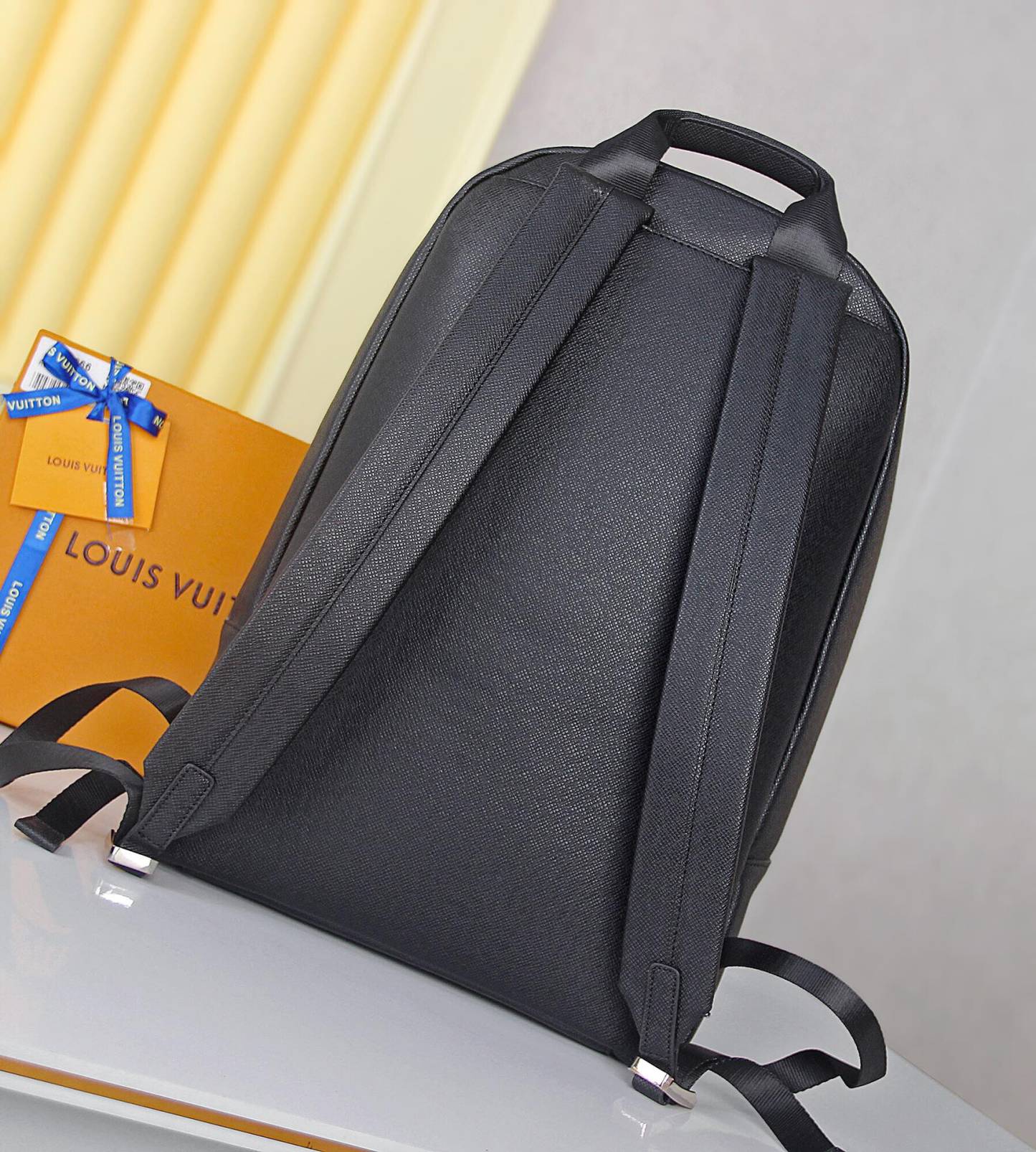 Louis new arrival backpack bag size : 43 x 30 x 14 cm