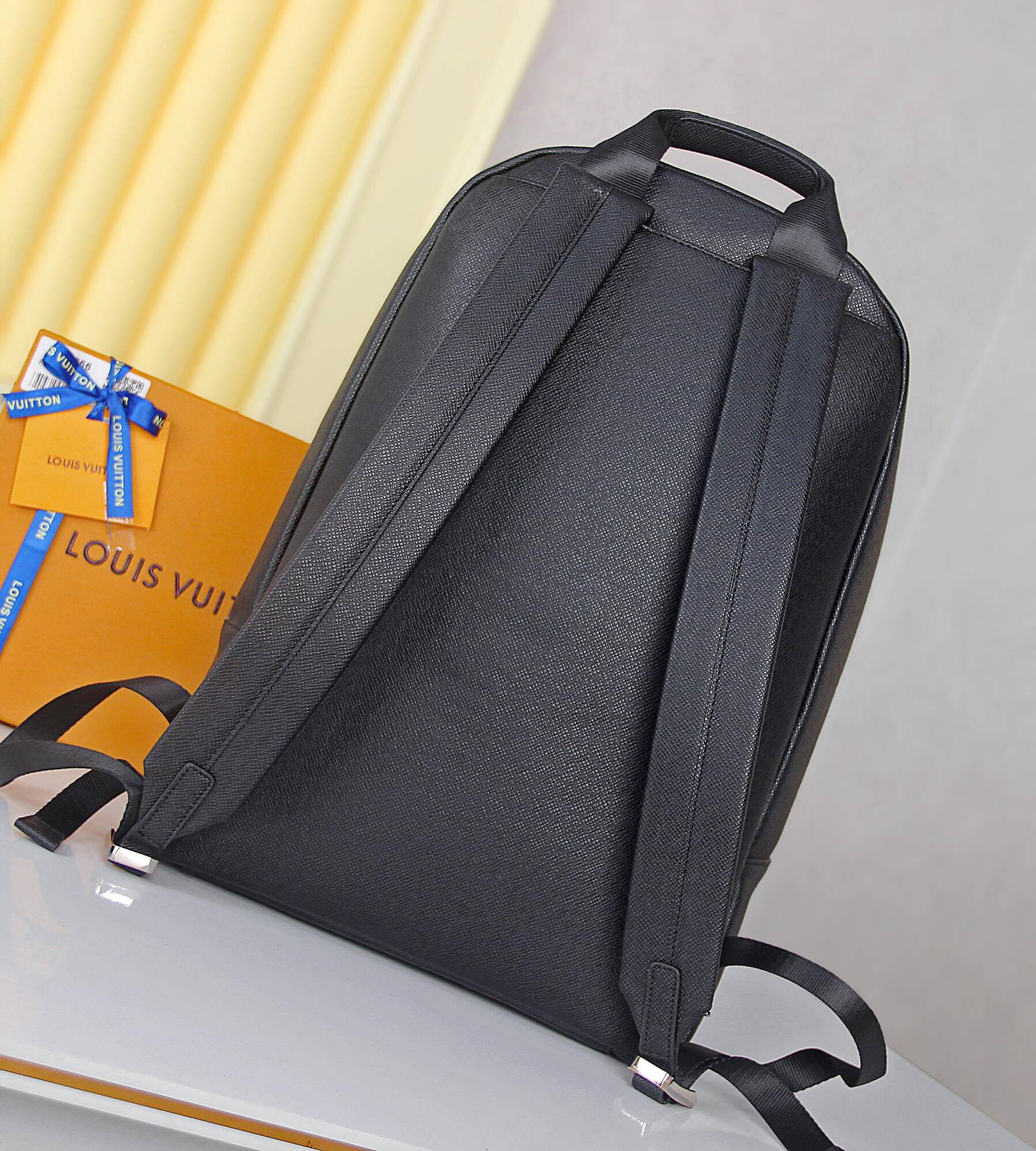 Louis new arrival backpack bag size : 43 x 30 x 14 cm