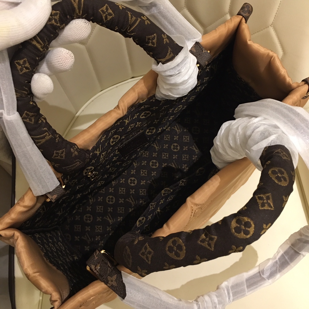 louis-new-arrival-winter-onthego-bag-96