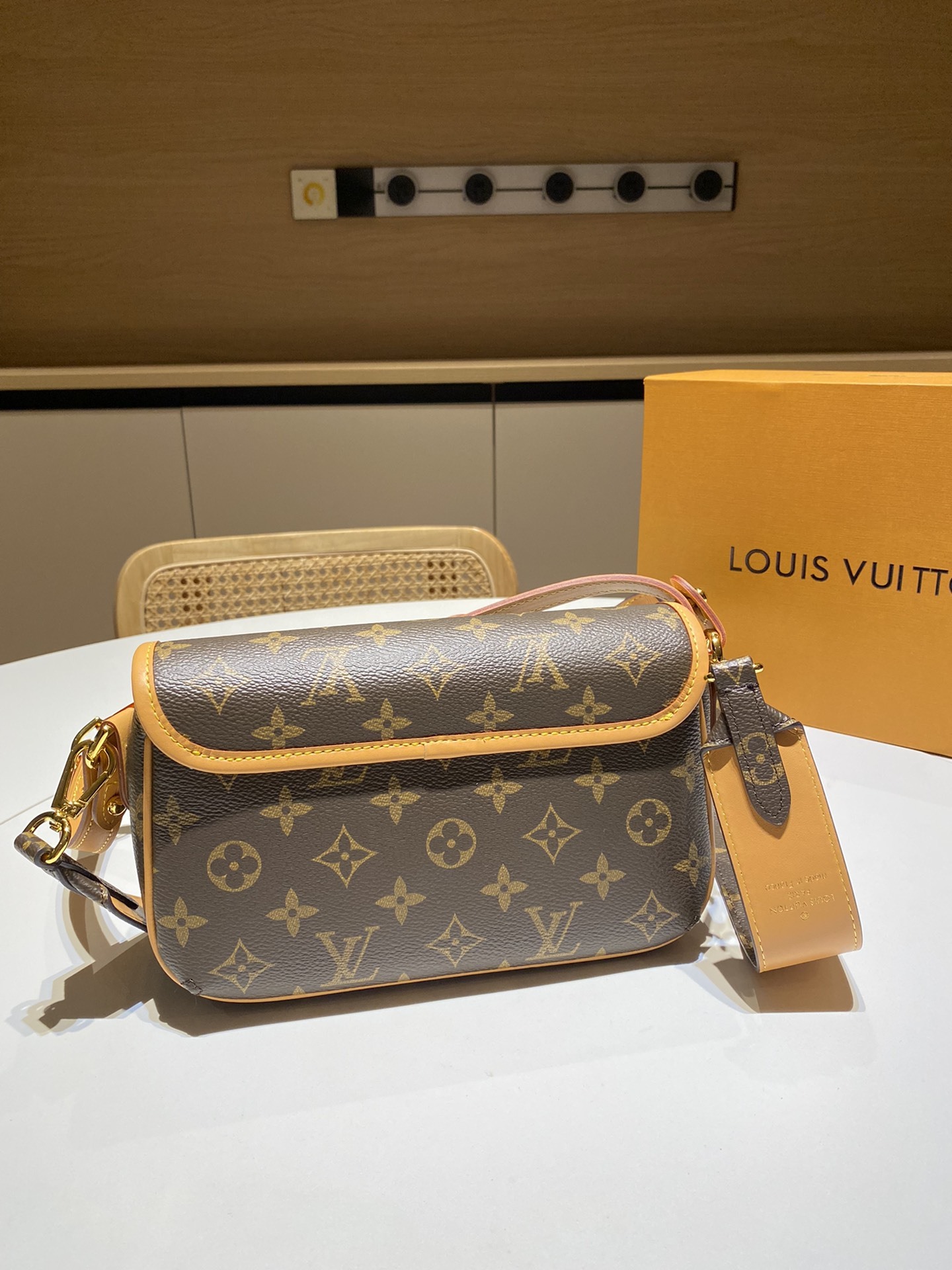 Louis new arrival 2024 bag size: 22x14x8 cm