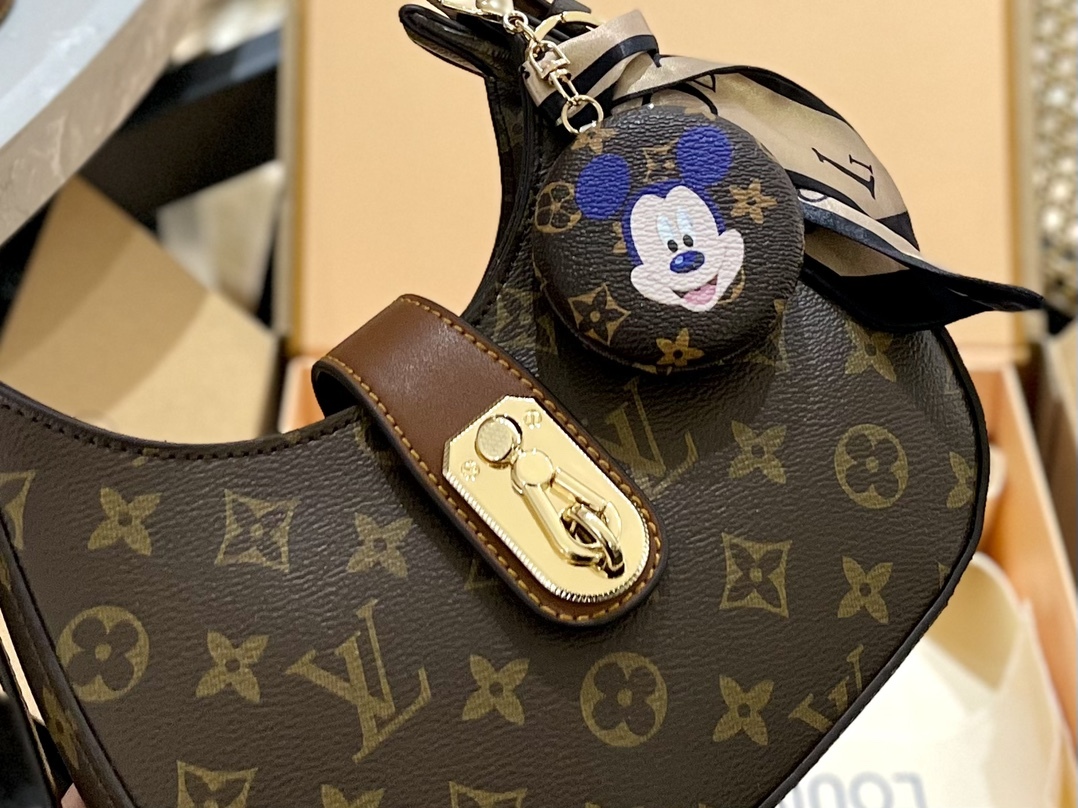 Louis new arrival Bagatelle bag size:  22 cm