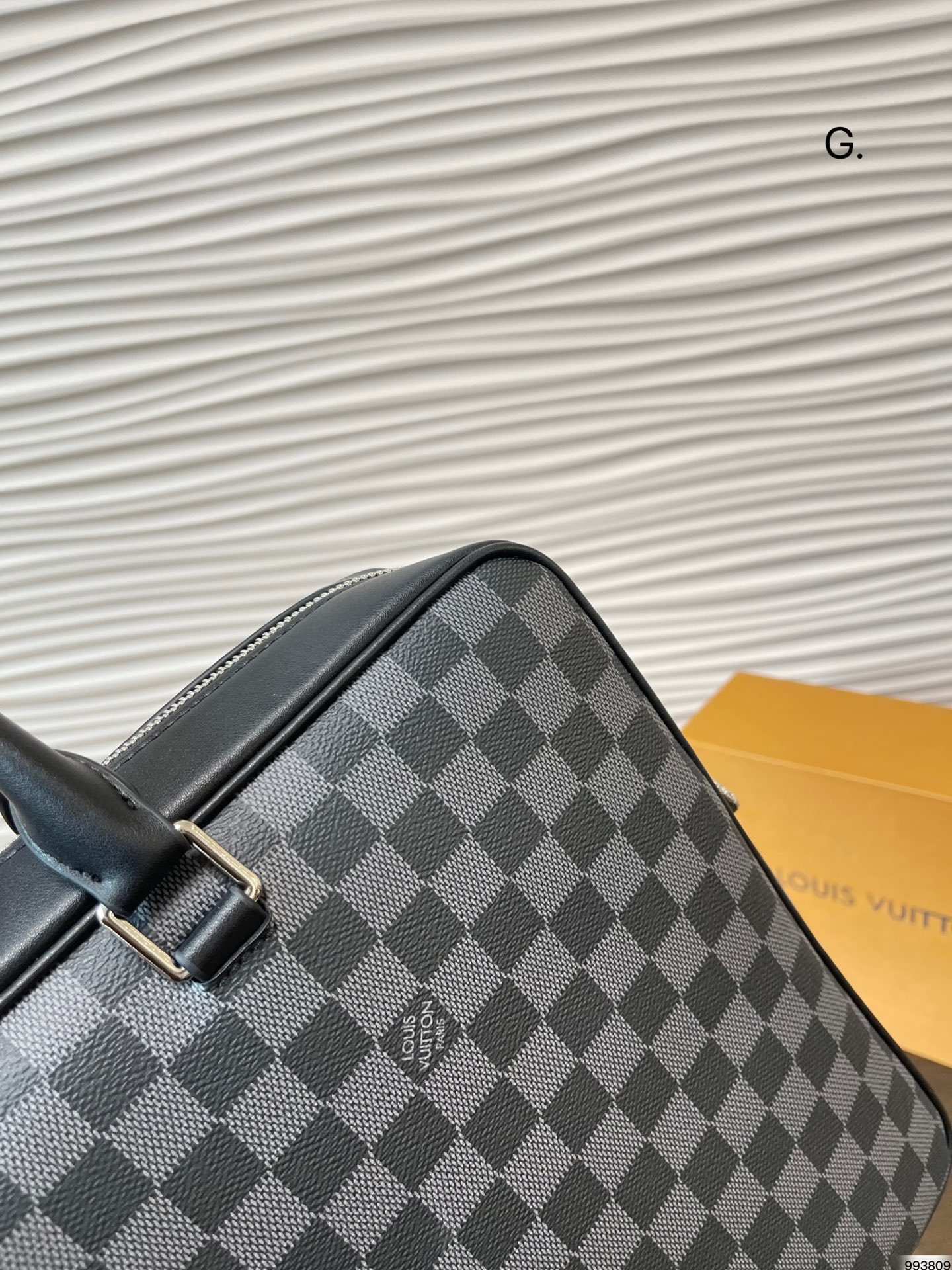 L men bag laptop size :39 28 cm