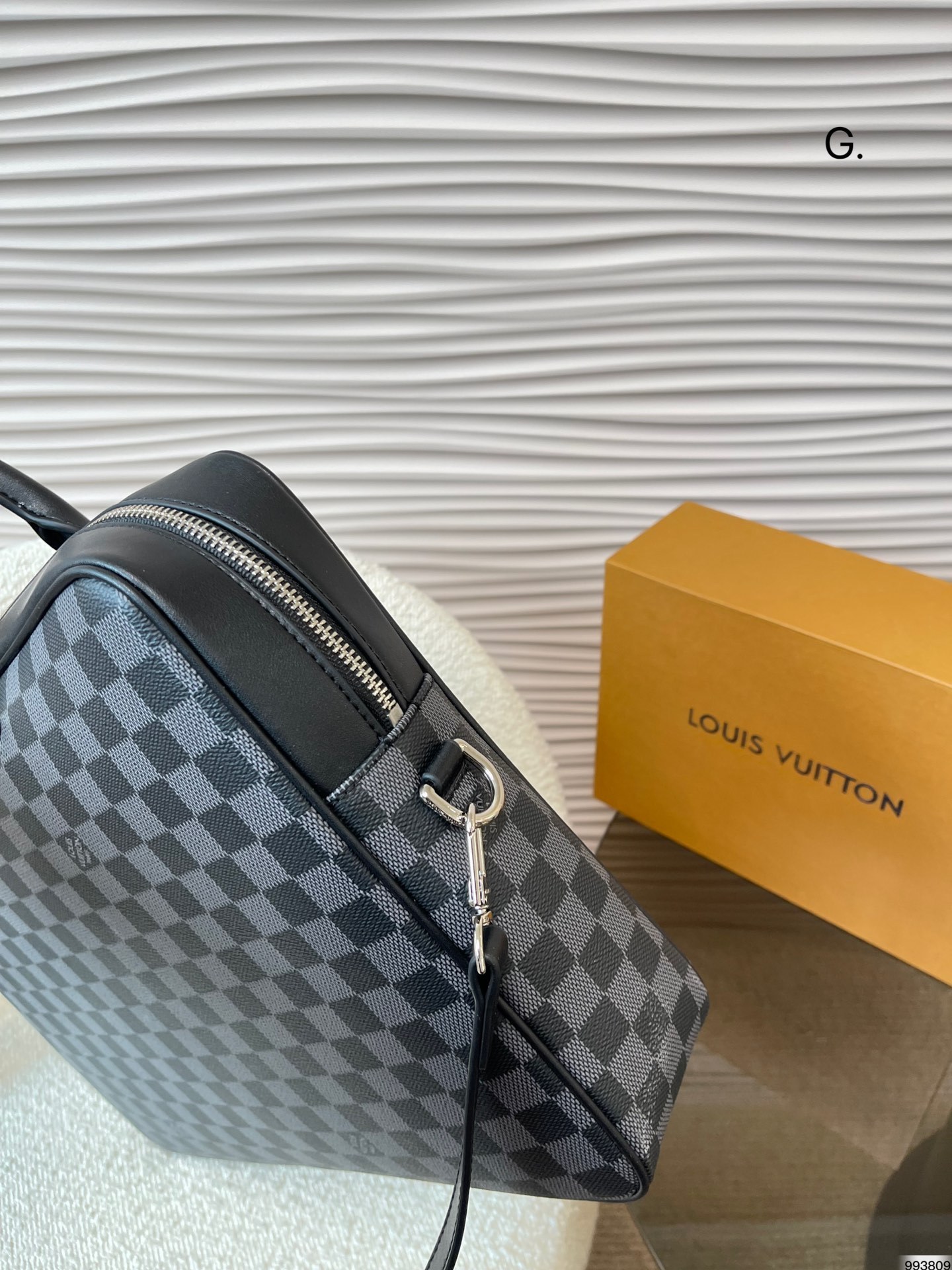 L men bag laptop size :39 28 cm