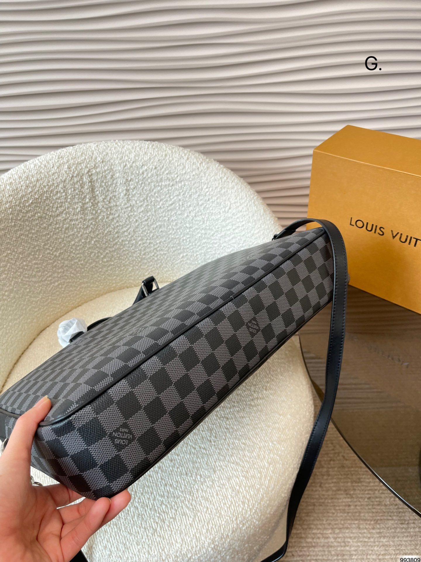 L men bag laptop size :39 28 cm