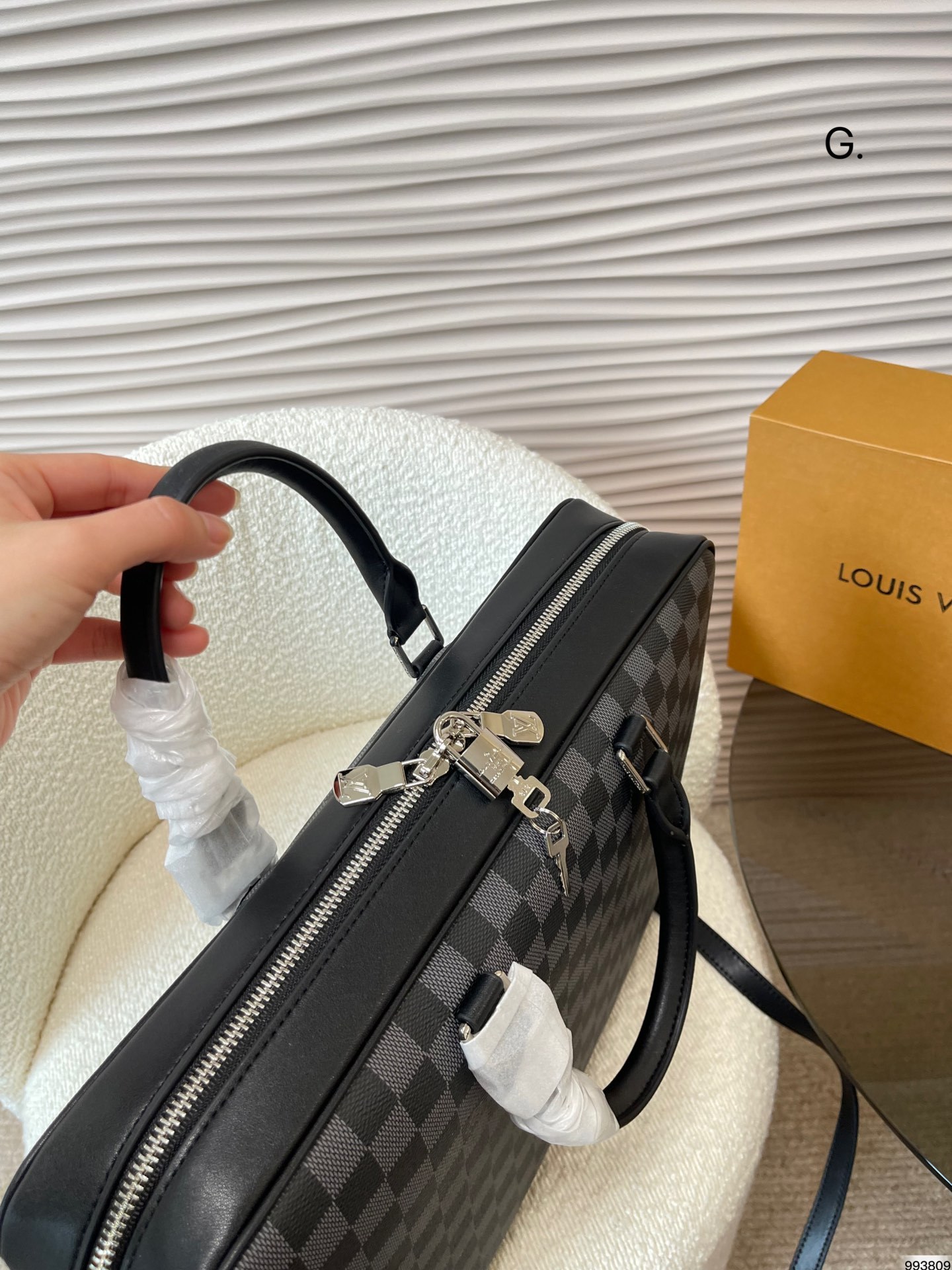 L men bag laptop size :39 28 cm