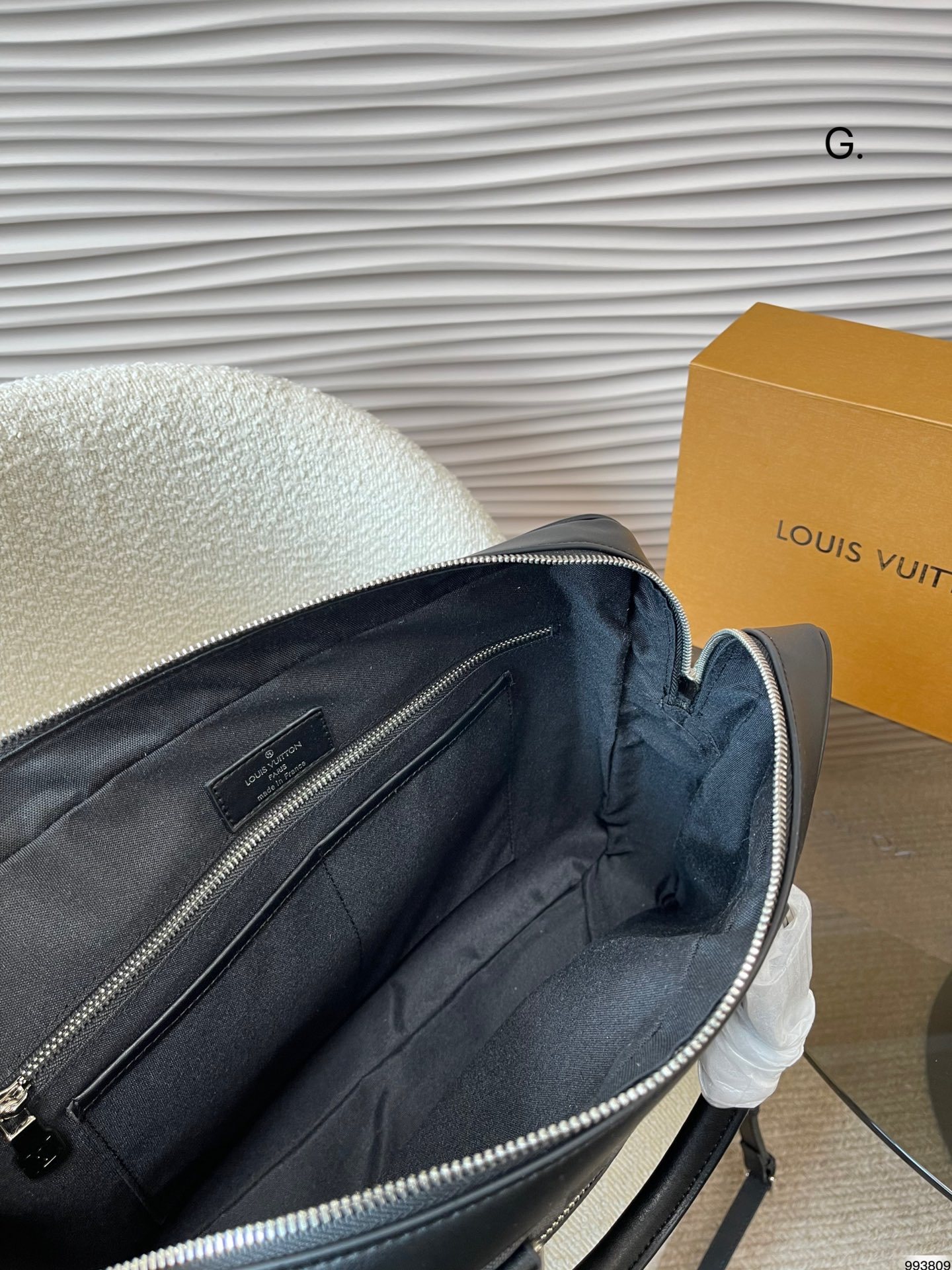 L men bag laptop size :39 28 cm