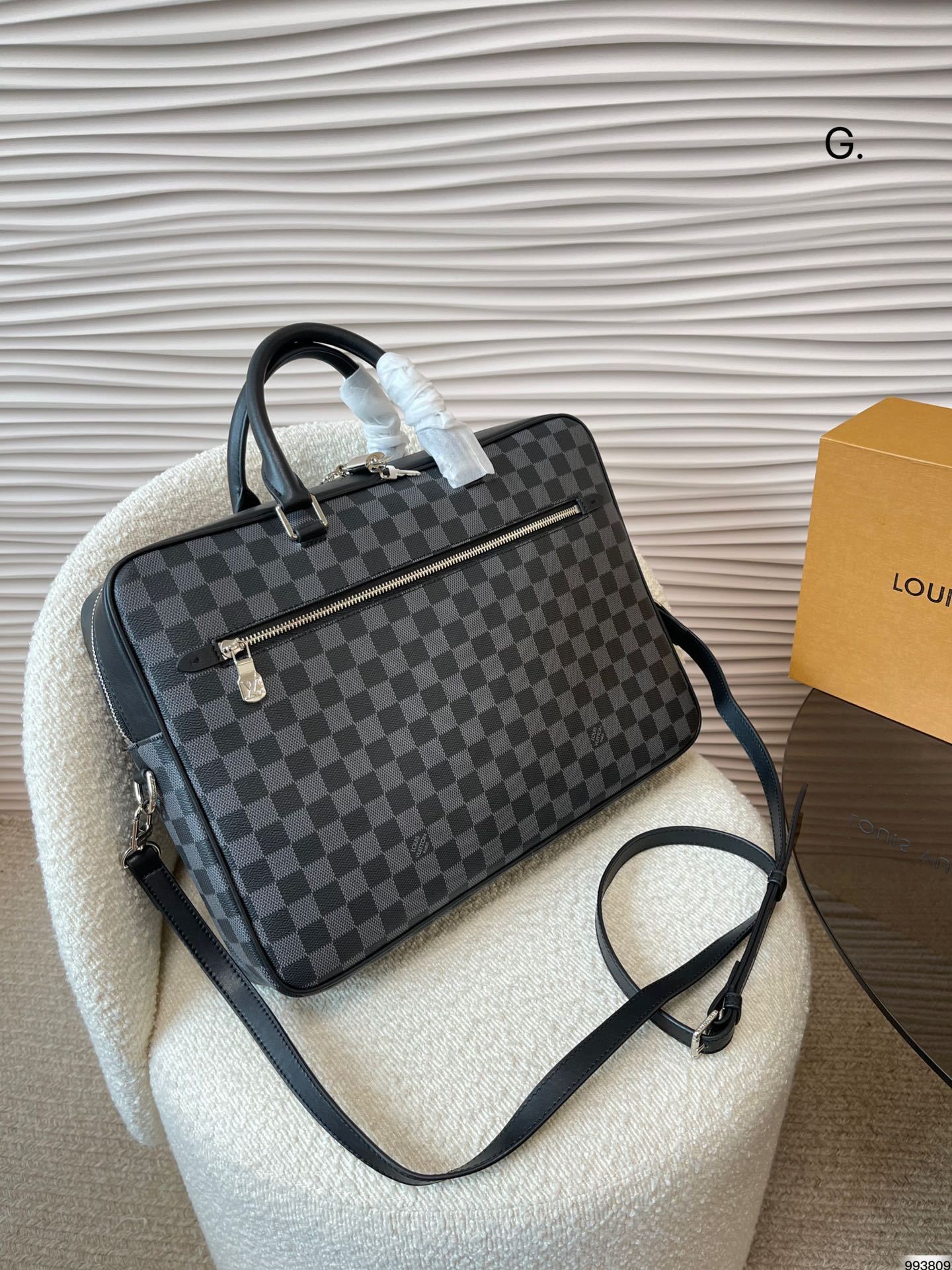 L men bag laptop size :39 28 cm