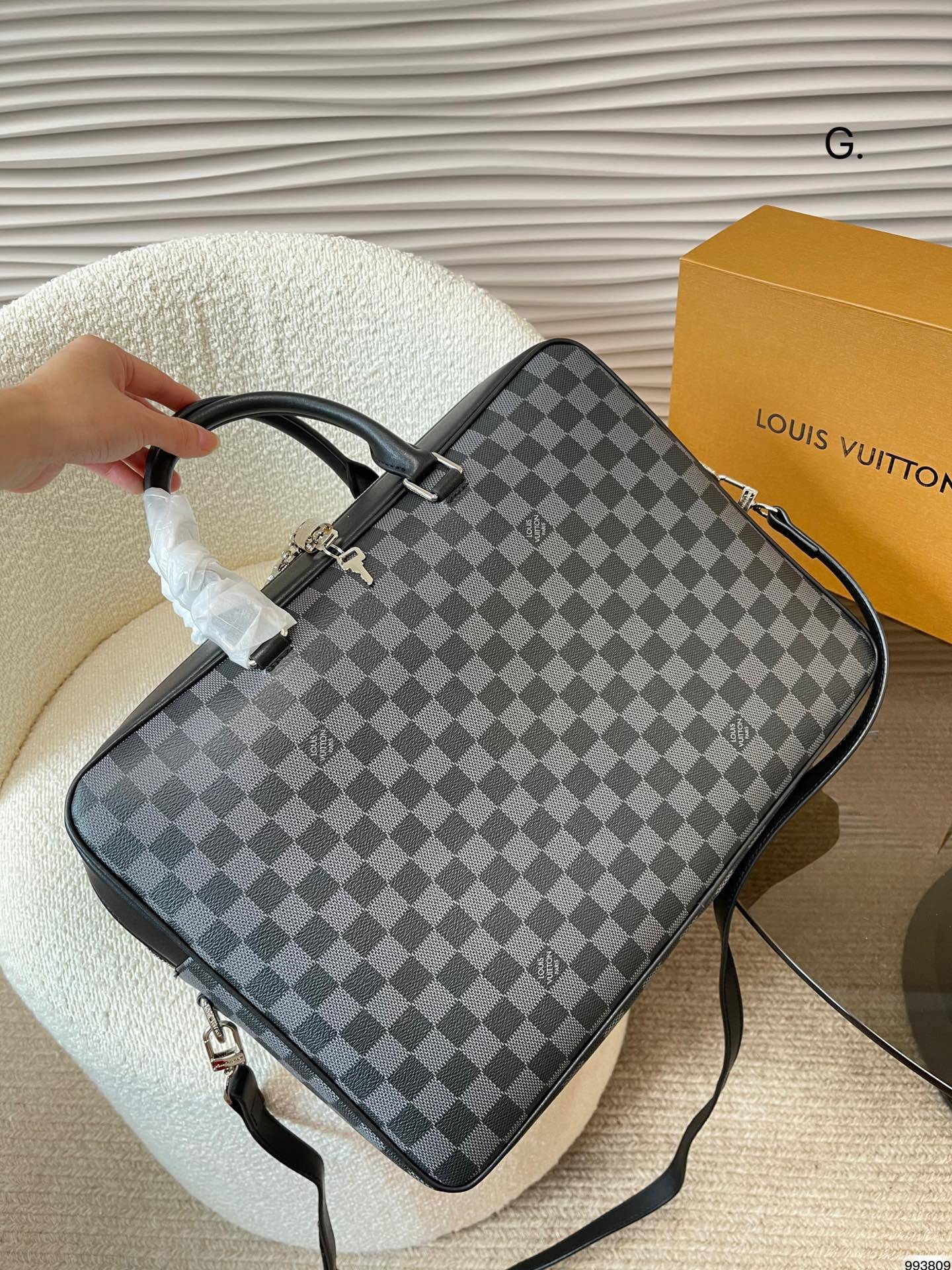 L men bag laptop size :39 28 cm