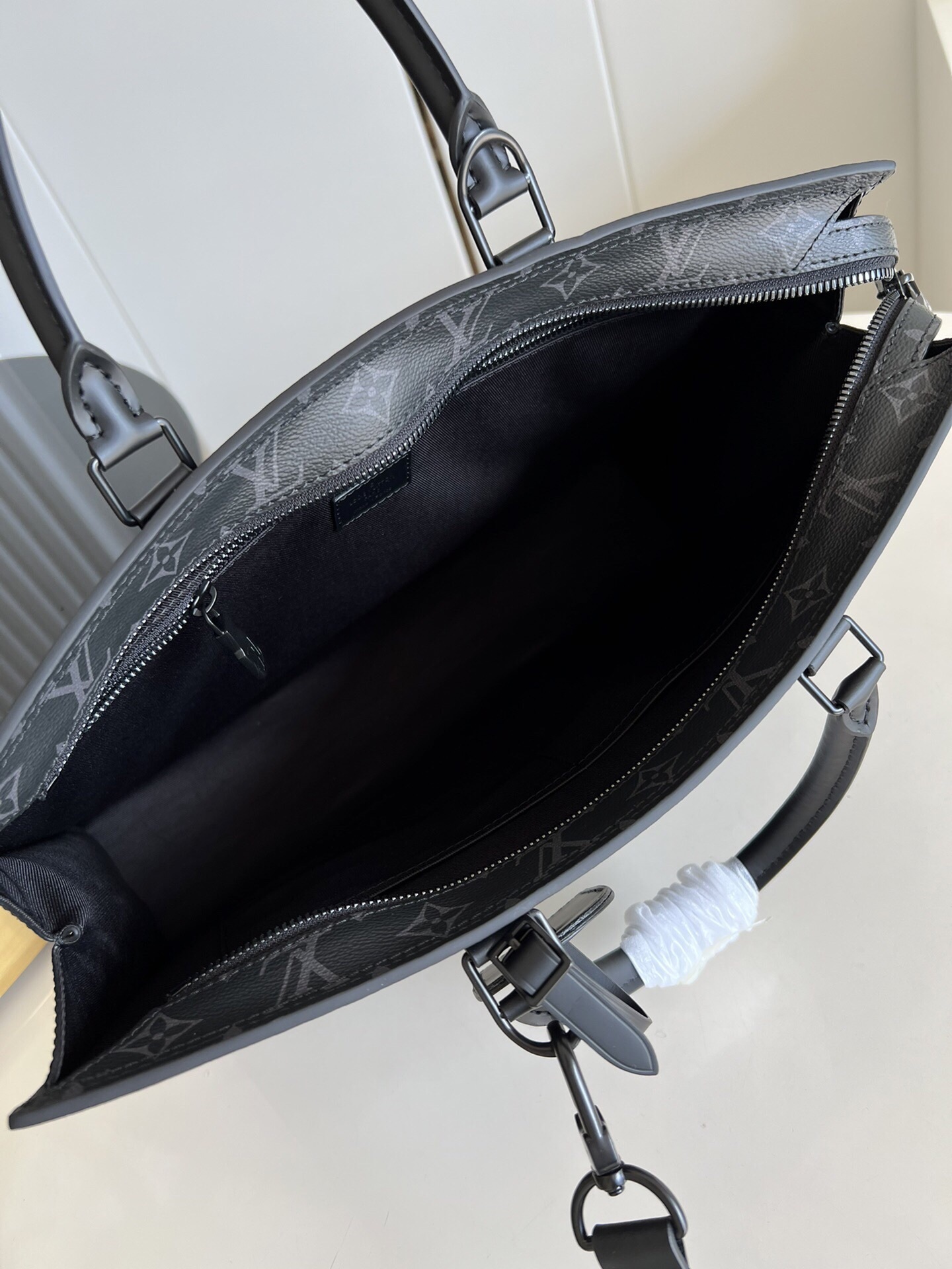 Louis Sac Plat Horizontal Zipp�� size: 39x30x7CM