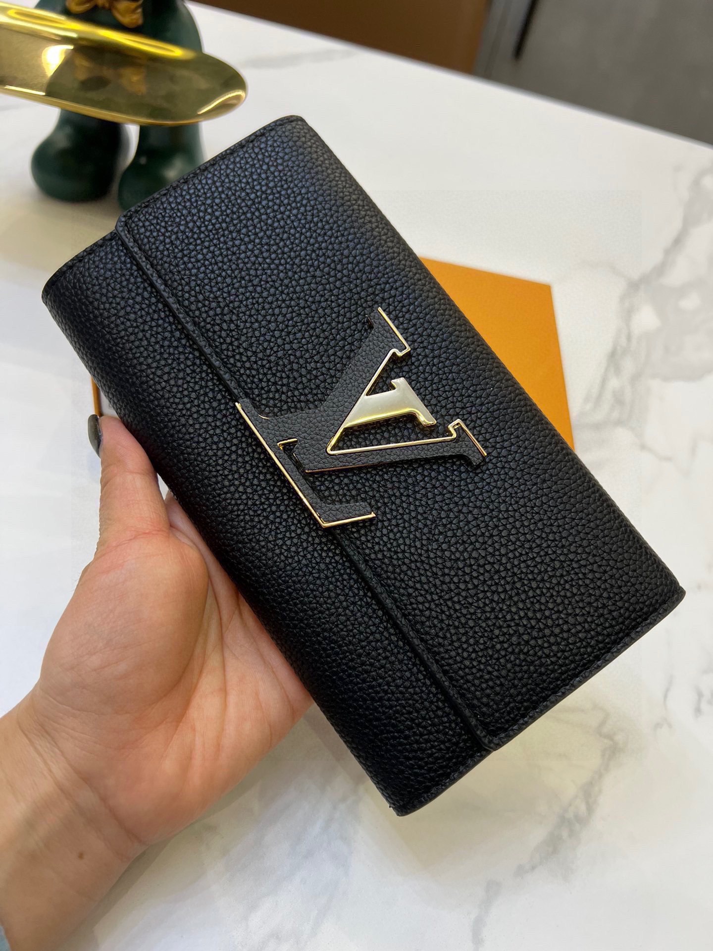 L Capucines men wallet size：20*11*2.5 cm