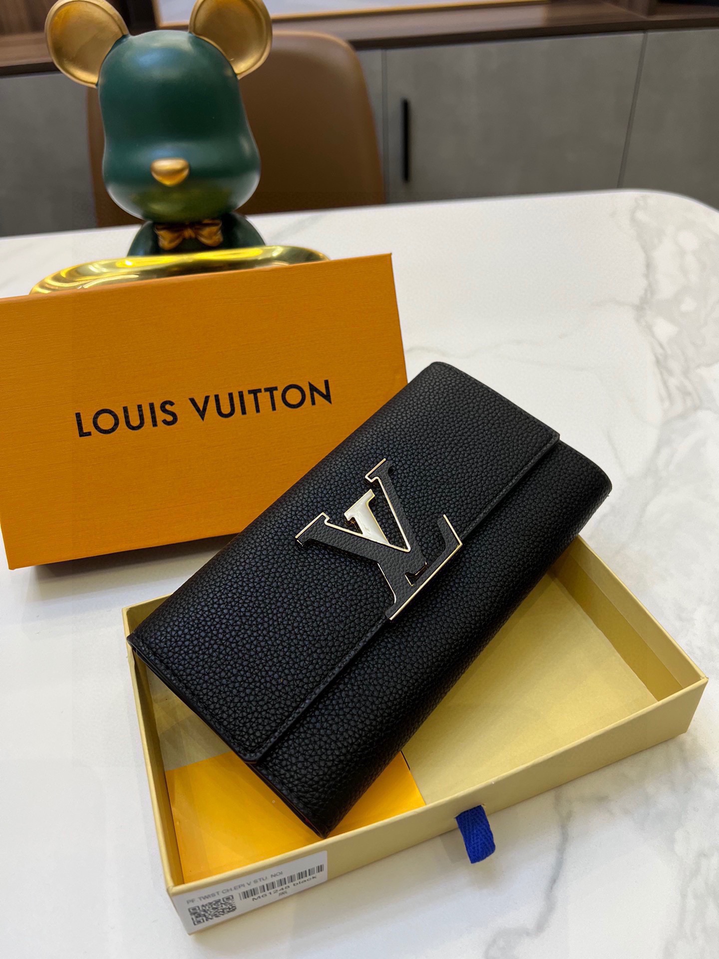 L Capucines men wallet size：20*11*2.5 cm